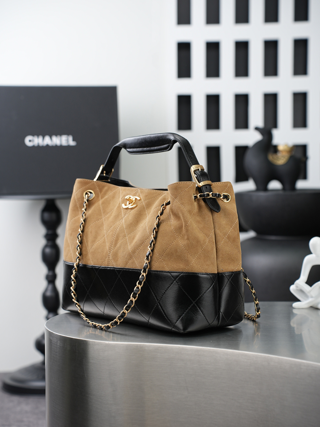 CHANEL SHOPPING BAG SUEDE CALFSKIN, SHINY LAMBSKIN & GOLD-TONE METAL BEIGE & BLACK AS5634 (36*24*12cm) - Image 2