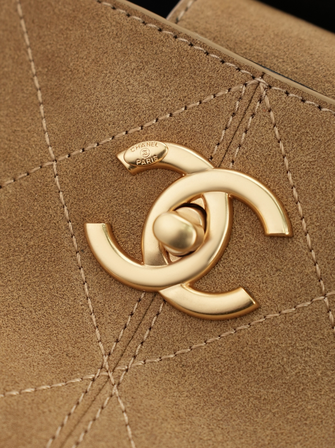 CHANEL SHOPPING BAG SUEDE CALFSKIN, SHINY LAMBSKIN & GOLD-TONE METAL BEIGE & BLACK AS5634 (36*24*12cm) - Image 8