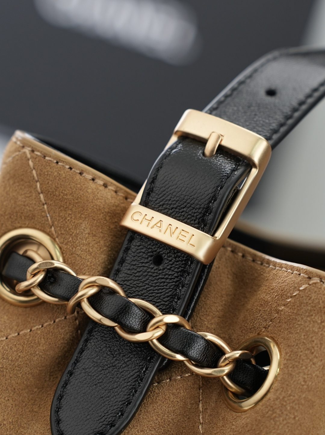CHANEL SHOPPING BAG SUEDE CALFSKIN, SHINY LAMBSKIN & GOLD-TONE METAL BEIGE & BLACK AS5634 (36*24*12cm) - Image 7