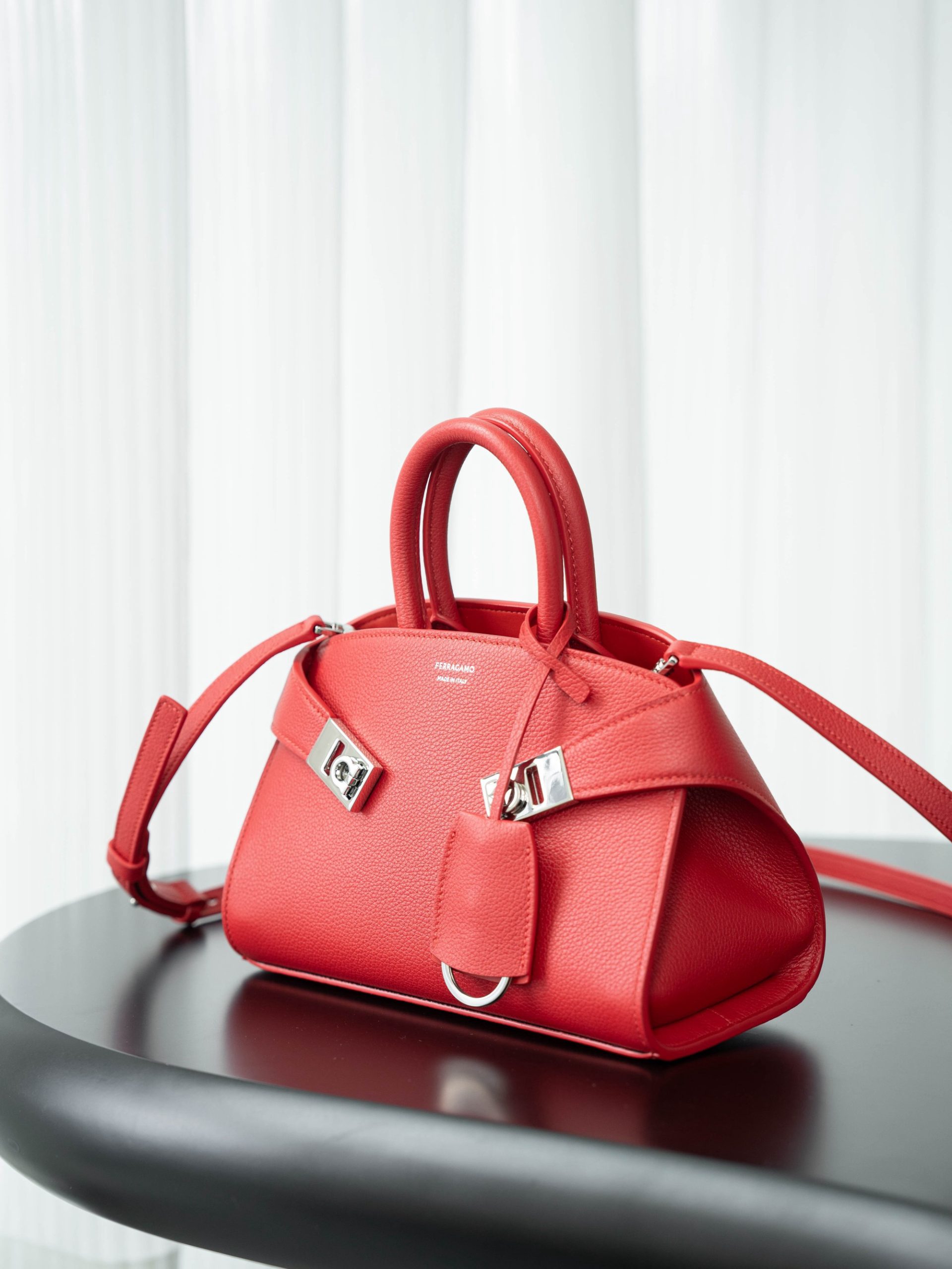FERRAGAMO HUG BICOLOR HANDBAG (XS) 215975 (22*14*11cm) RED - Image 3