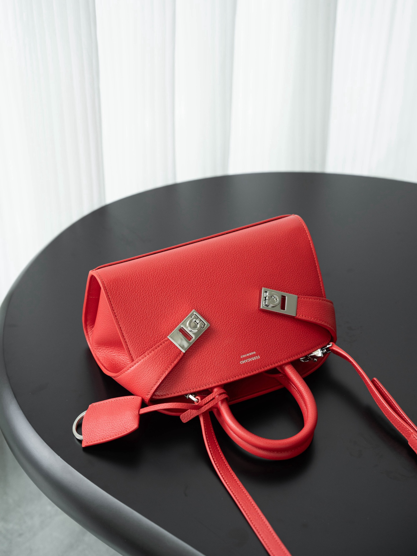 FERRAGAMO HUG BICOLOR HANDBAG (XS) 215975 (22*14*11cm) RED - Image 4
