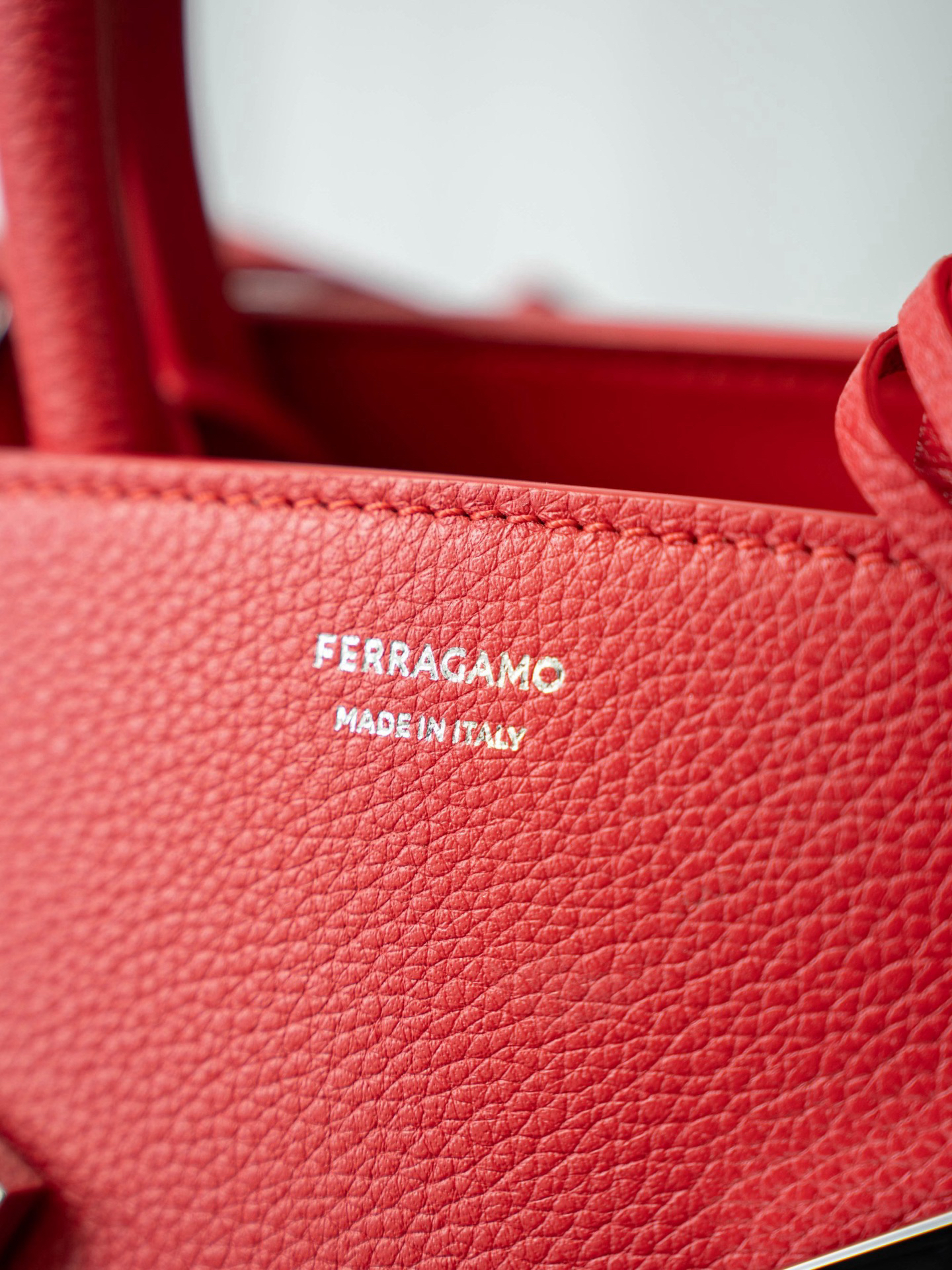 FERRAGAMO HUG BICOLOR HANDBAG (XS) 215975 (22*14*11cm) RED - Image 6