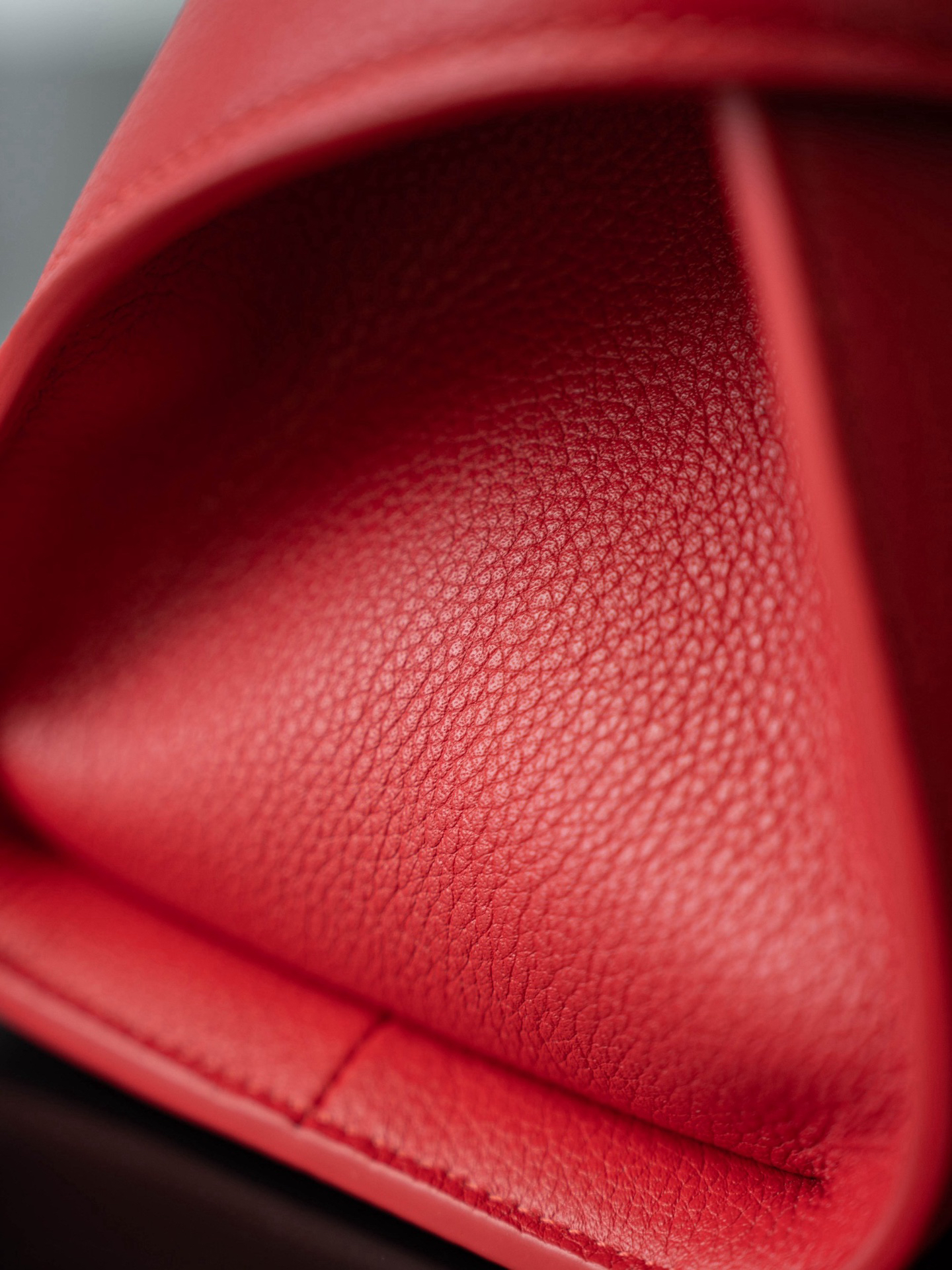 FERRAGAMO HUG BICOLOR HANDBAG (XS) 215975 (22*14*11cm) RED - Image 8