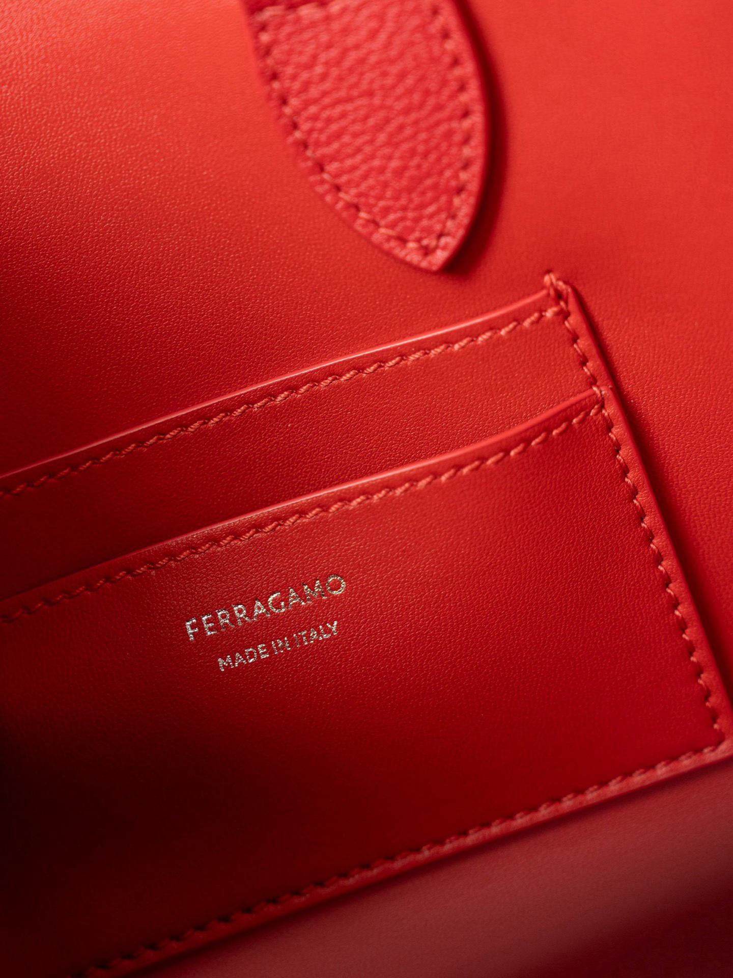 FERRAGAMO HUG BICOLOR HANDBAG (XS) 215975 (22*14*11cm) RED - Image 9