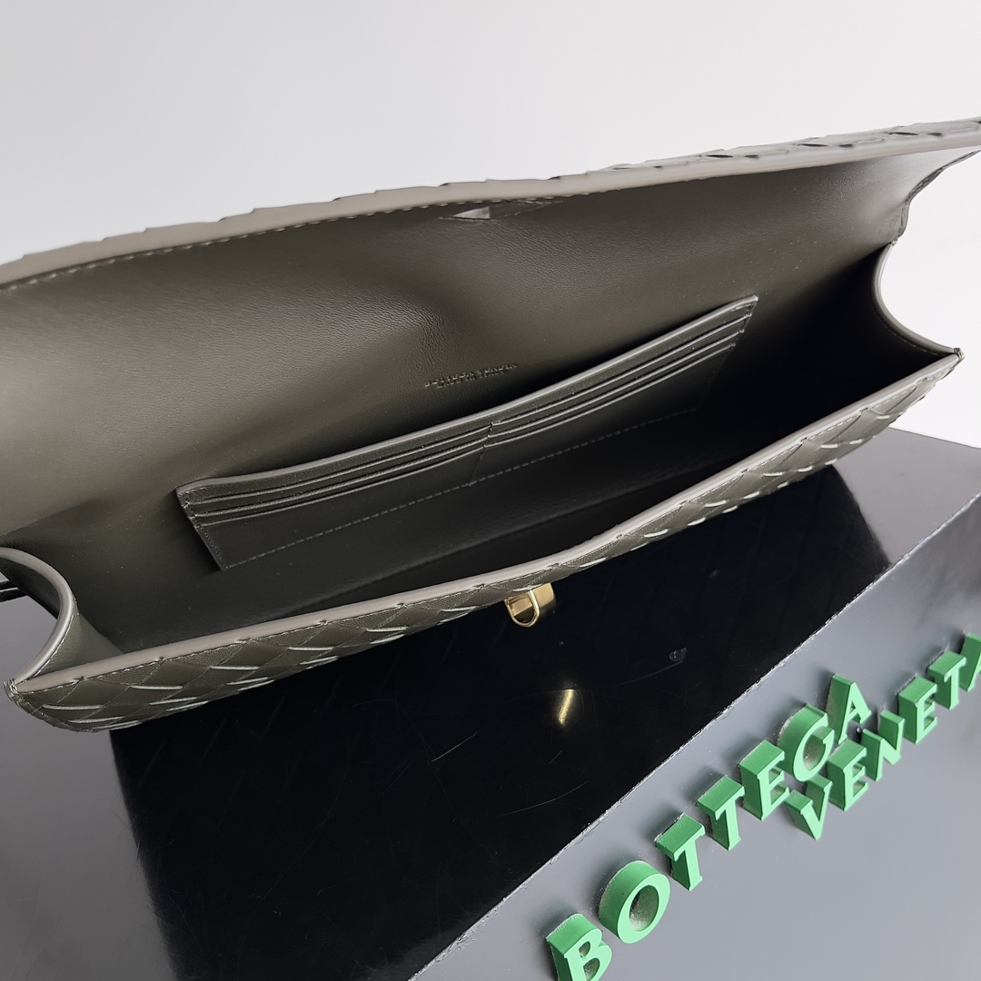 BOTTEGA VENETA Andiamo Clutch #3 - Image 4