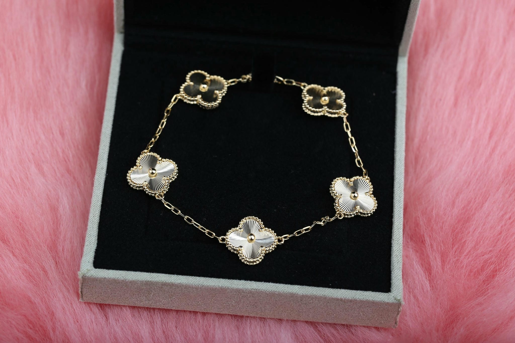 Van Cleef & Arpels VCA Gold Laser Bracelet - Image 4