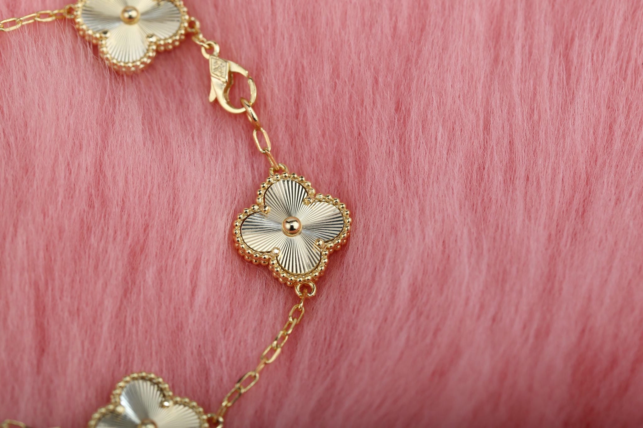 Van Cleef & Arpels VCA Gold Laser Bracelet - Image 7