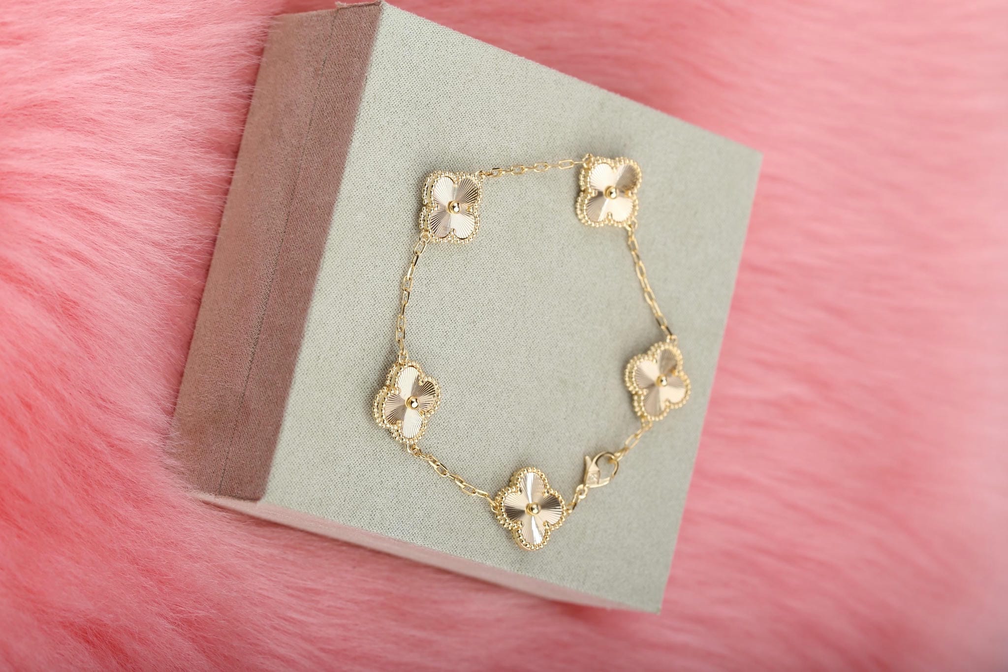Van Cleef & Arpels VCA Gold Laser Bracelet - Image 2