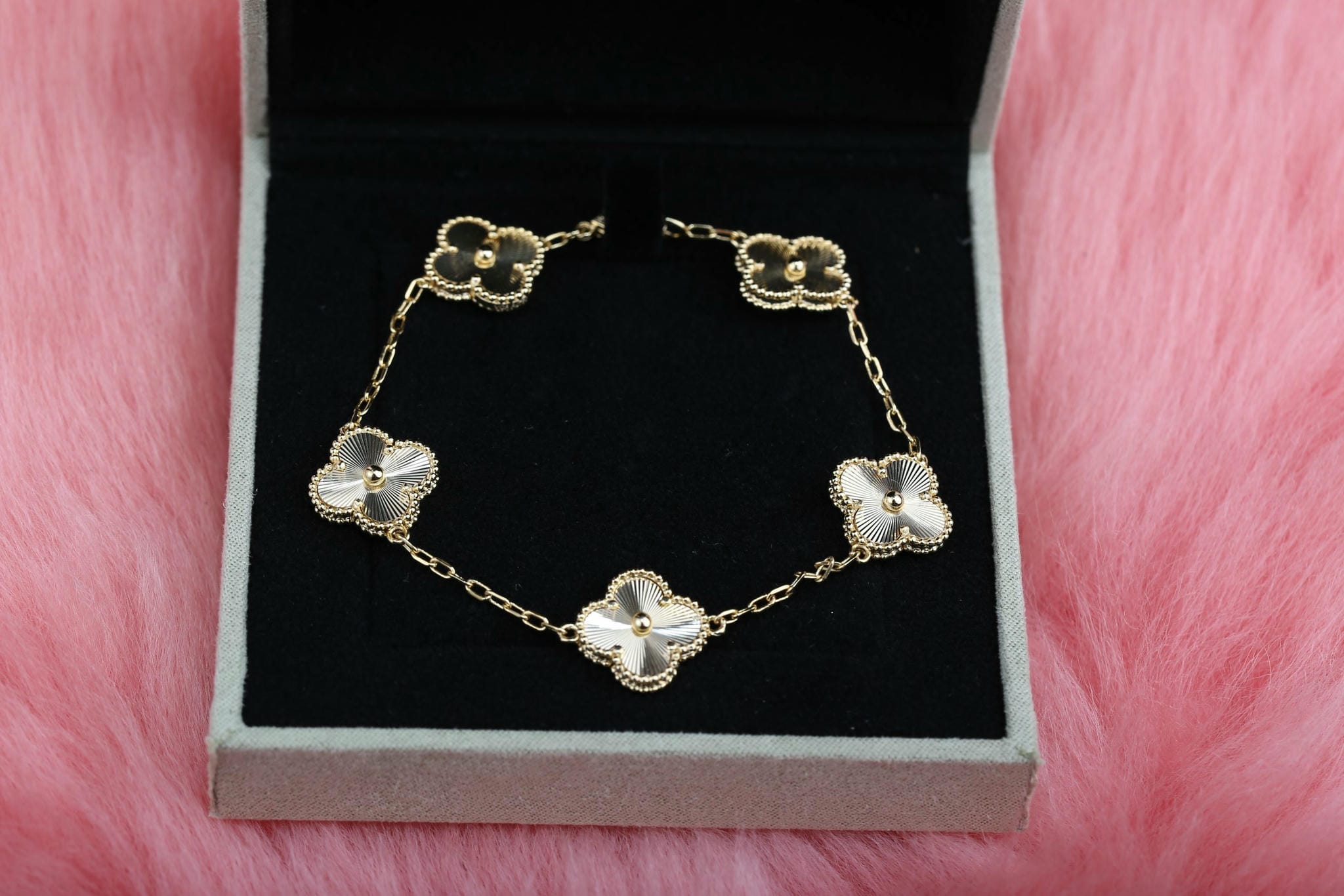 Van Cleef & Arpels VCA Gold Laser Bracelet - Image 5