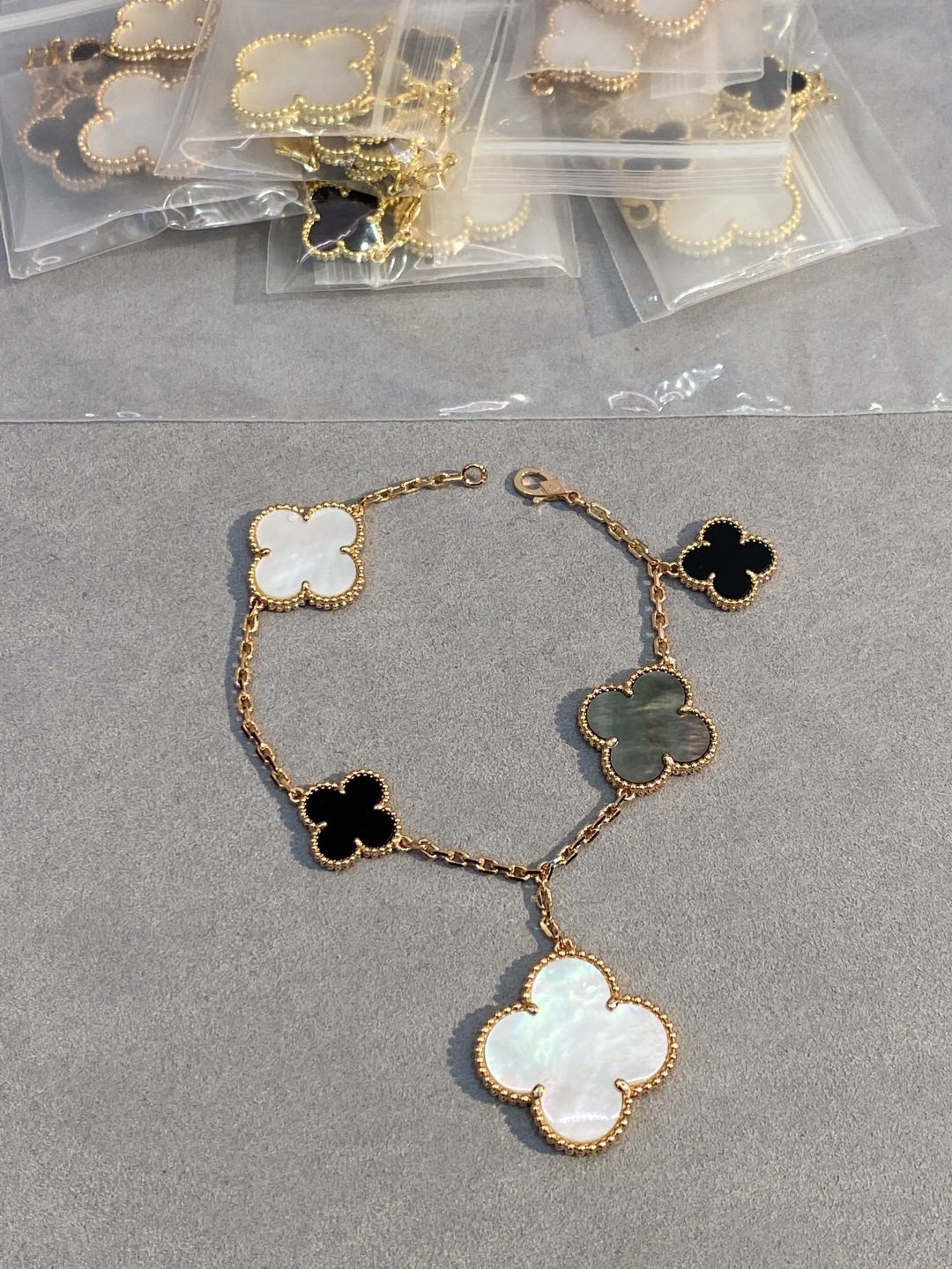Van Cleef & Arpels Magic Alhambra bracelet, 5 motifs - Image 2