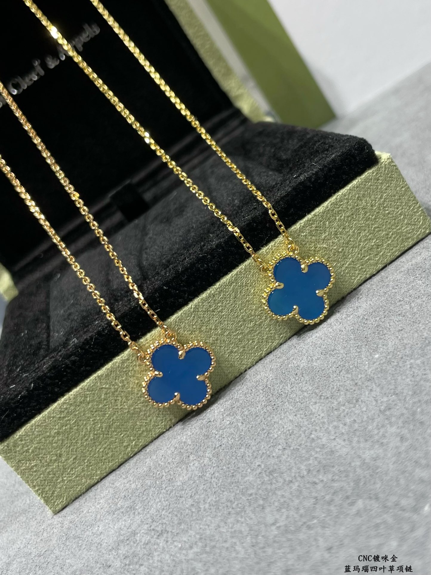 Van Cleef & Arpels Vintage Alhambra pendant 5 - Image 4