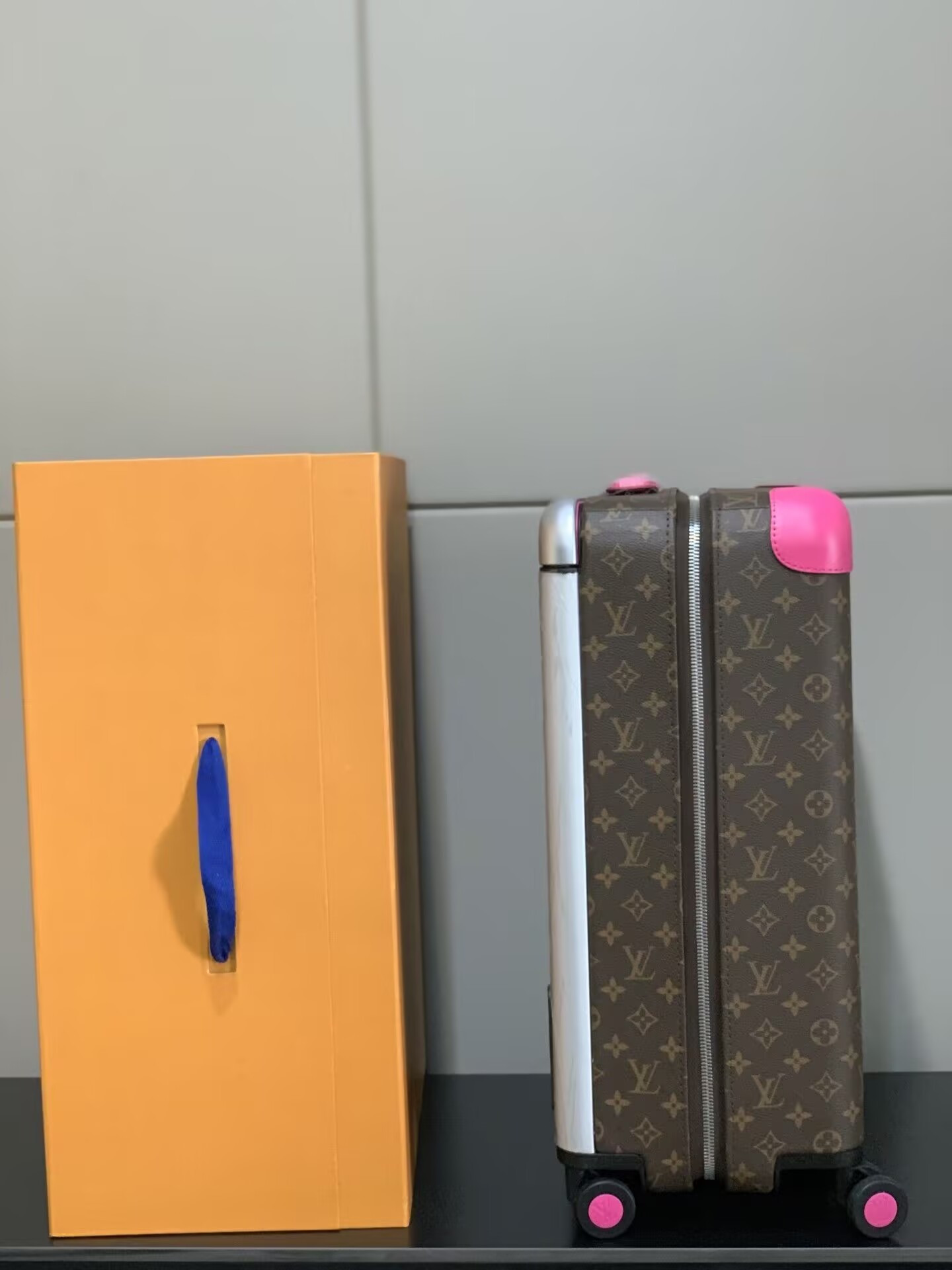 Louis Vuitton LV Horizon 55 Colormania Fuchsia M46780 15 x 21.7 x 8.3 inches - Image 3