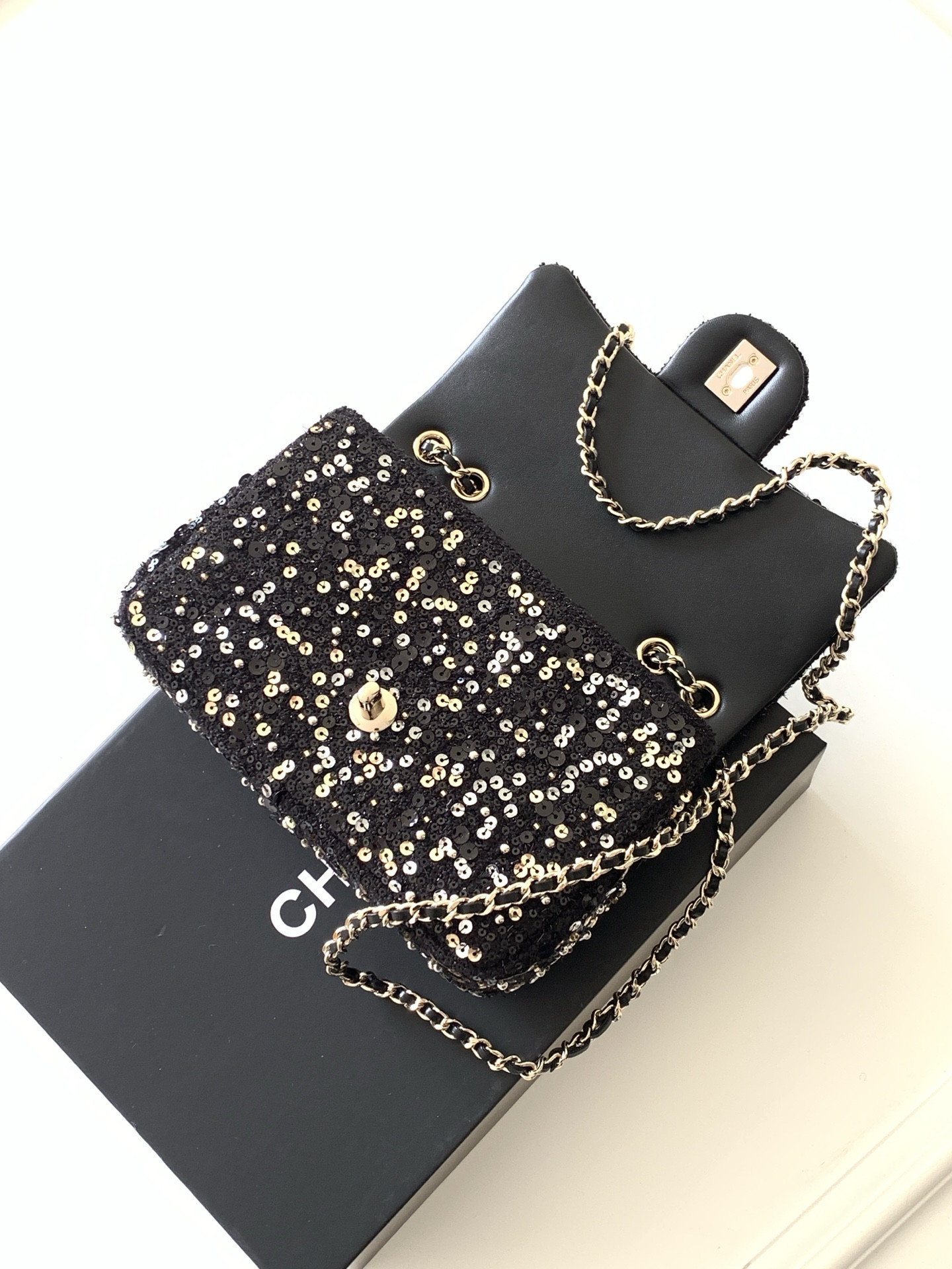 Chanel Flap Bag 20x14x7cm - Image 8