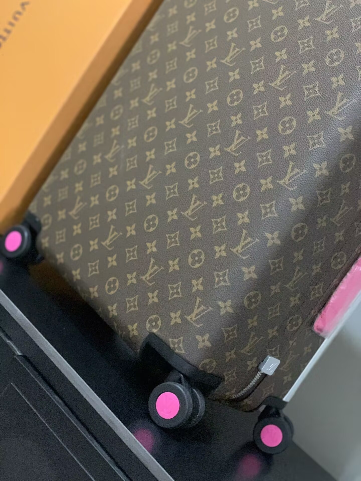 Louis Vuitton LV Horizon 55 Colormania Fuchsia M46780 15 x 21.7 x 8.3 inches - Image 4