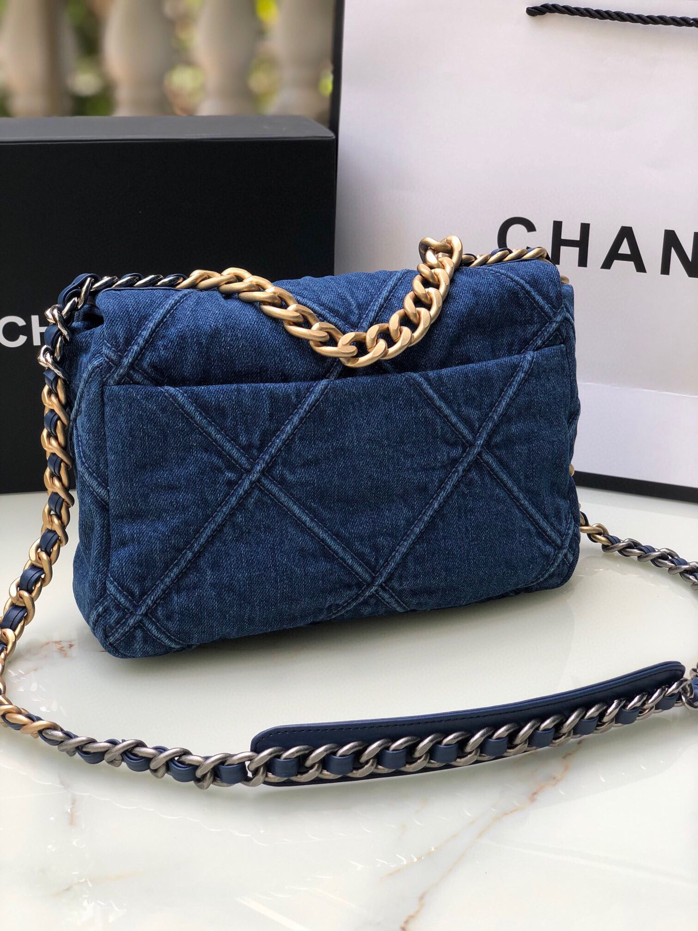 CHANEL 19 HANDBAG Ruthenium-Finish Metal Navy 6.2 * 10.1 * 3.5 in - Image 4