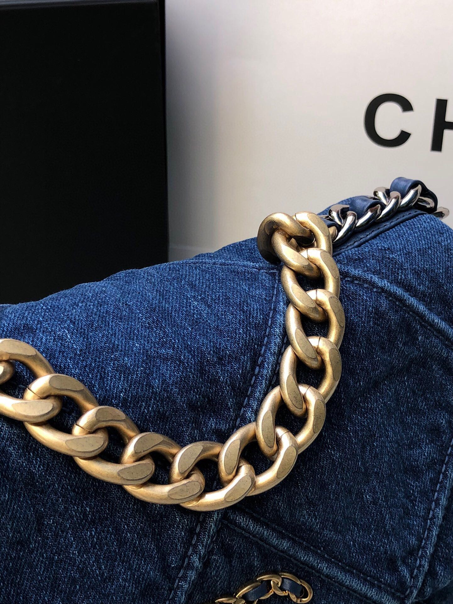 CHANEL 19 HANDBAG Ruthenium-Finish Metal Navy 6.2 * 10.1 * 3.5 in - Image 10