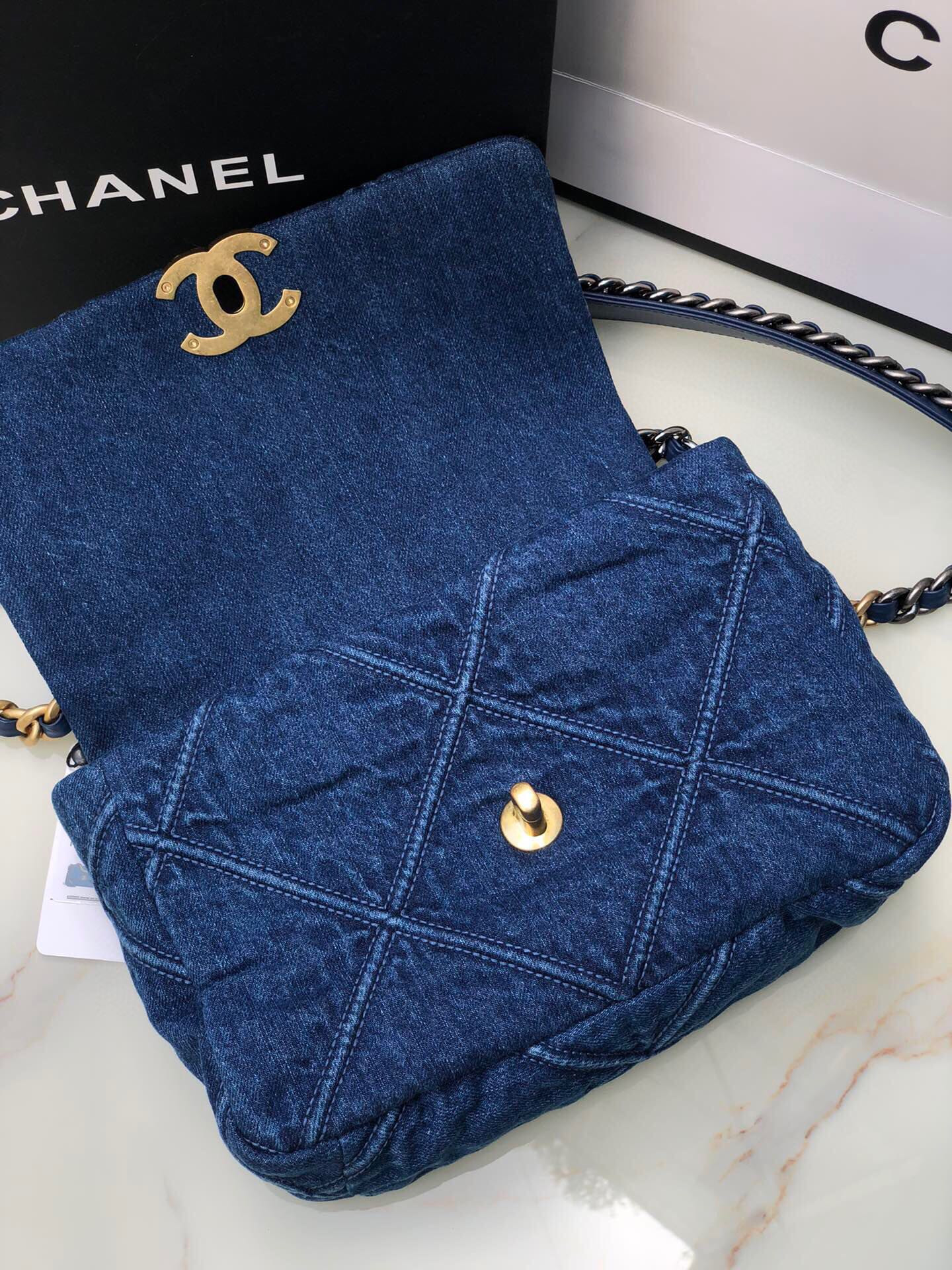 CHANEL 19 HANDBAG Ruthenium-Finish Metal Navy 6.2 * 10.1 * 3.5 in - Image 6