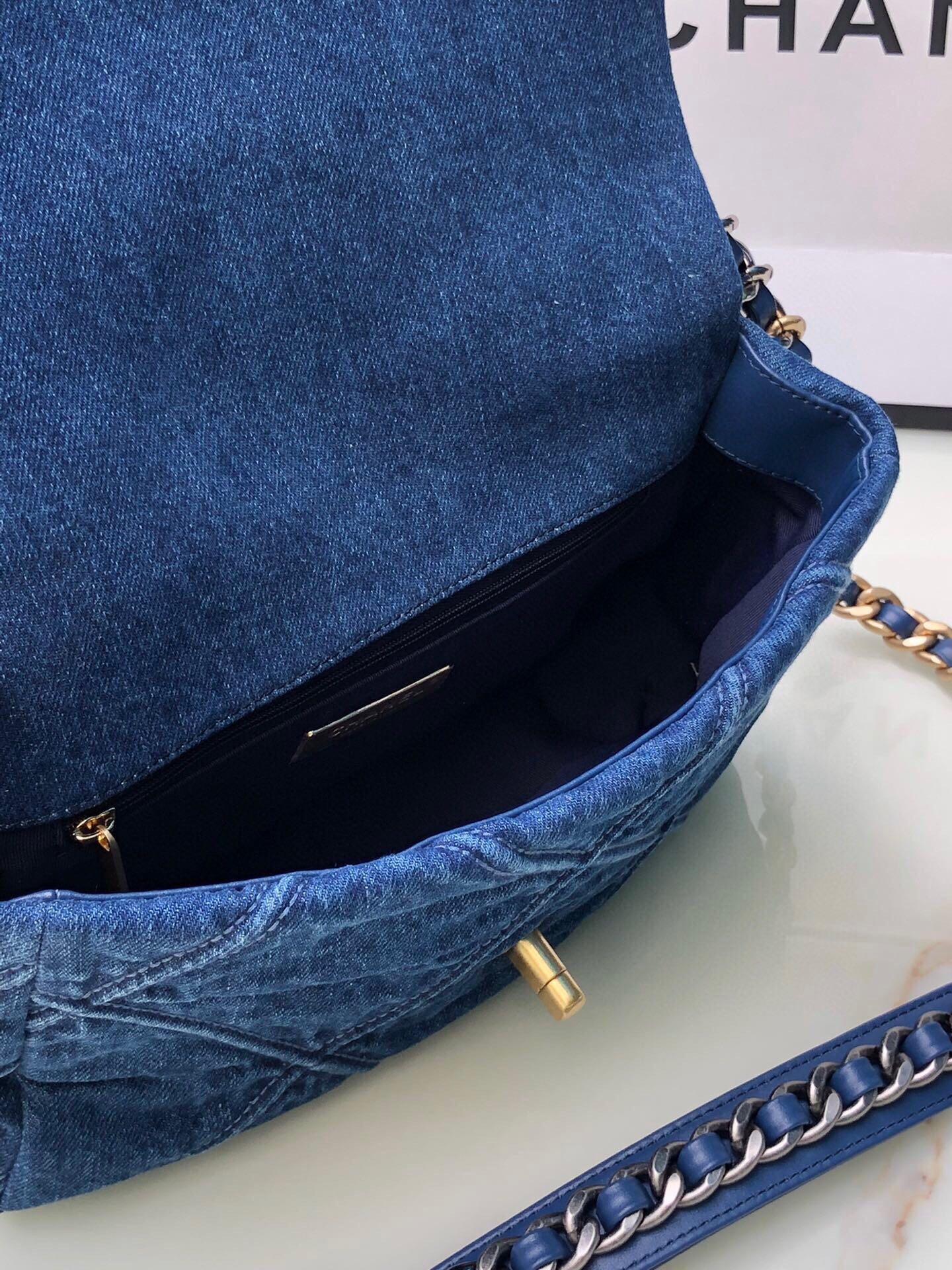 CHANEL 19 HANDBAG Ruthenium-Finish Metal Navy 6.2 * 10.1 * 3.5 in - Image 7