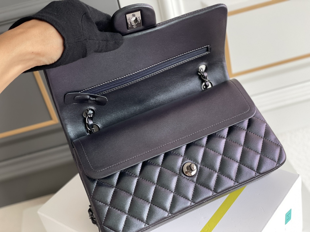 CHANEL CRUMPLED CALFSKIN QUITED DOUBLE FLAP BLACK 19.5×30×10cm - Image 4