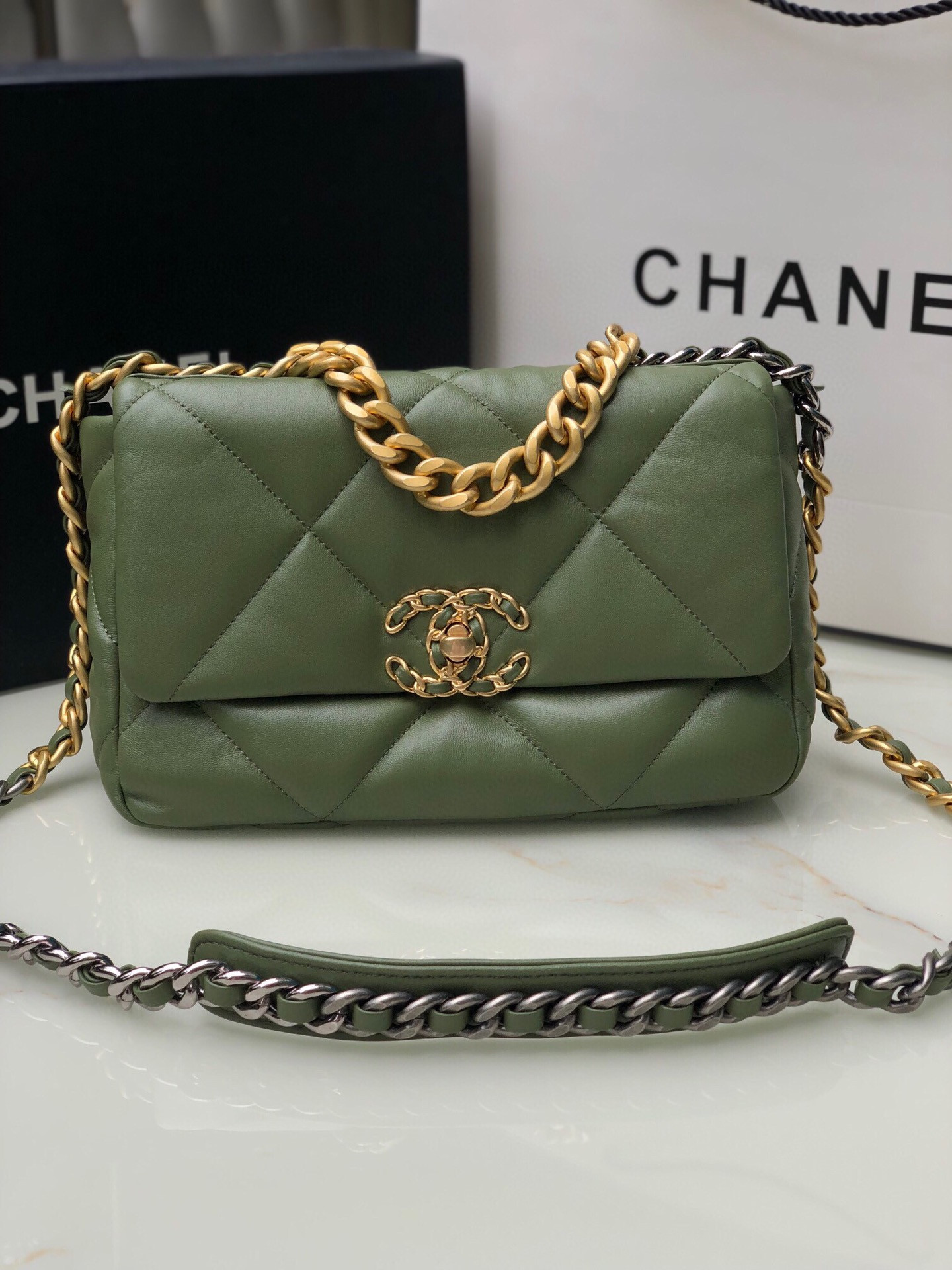 CHANEL 19 HANDBAG Shiny Leather, Gold-Tone 16*26*9cm