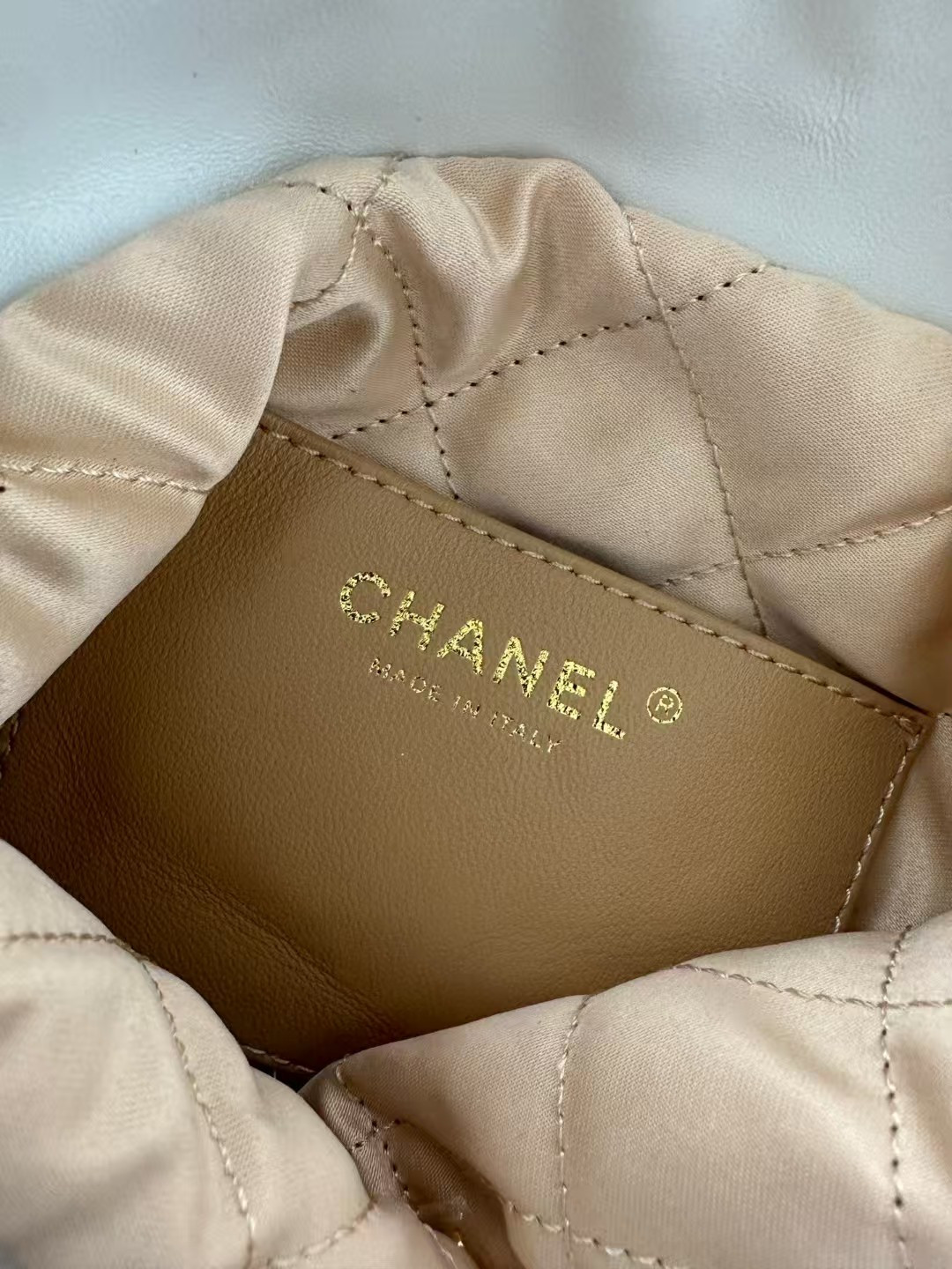 CHANEL 22 MINI HANDBAG Shiny Calfskin 20 * 19 * 6 cm - Image 6