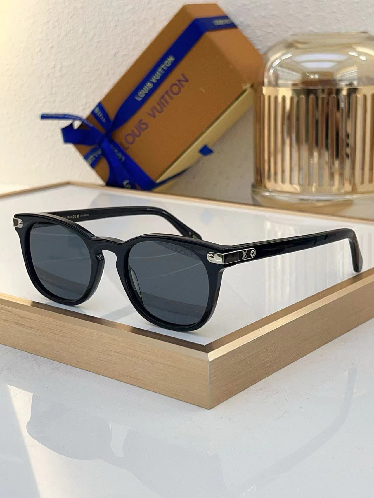 LV Signature Square Round Sunglasses Z2381U - Image 4