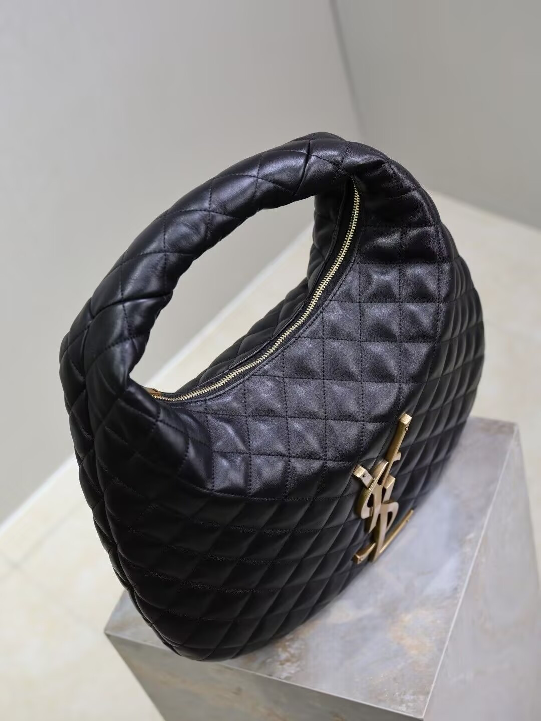 YSL ICARE Hobo In Quilted Nappa (47*30.5*12cm) - Image 4