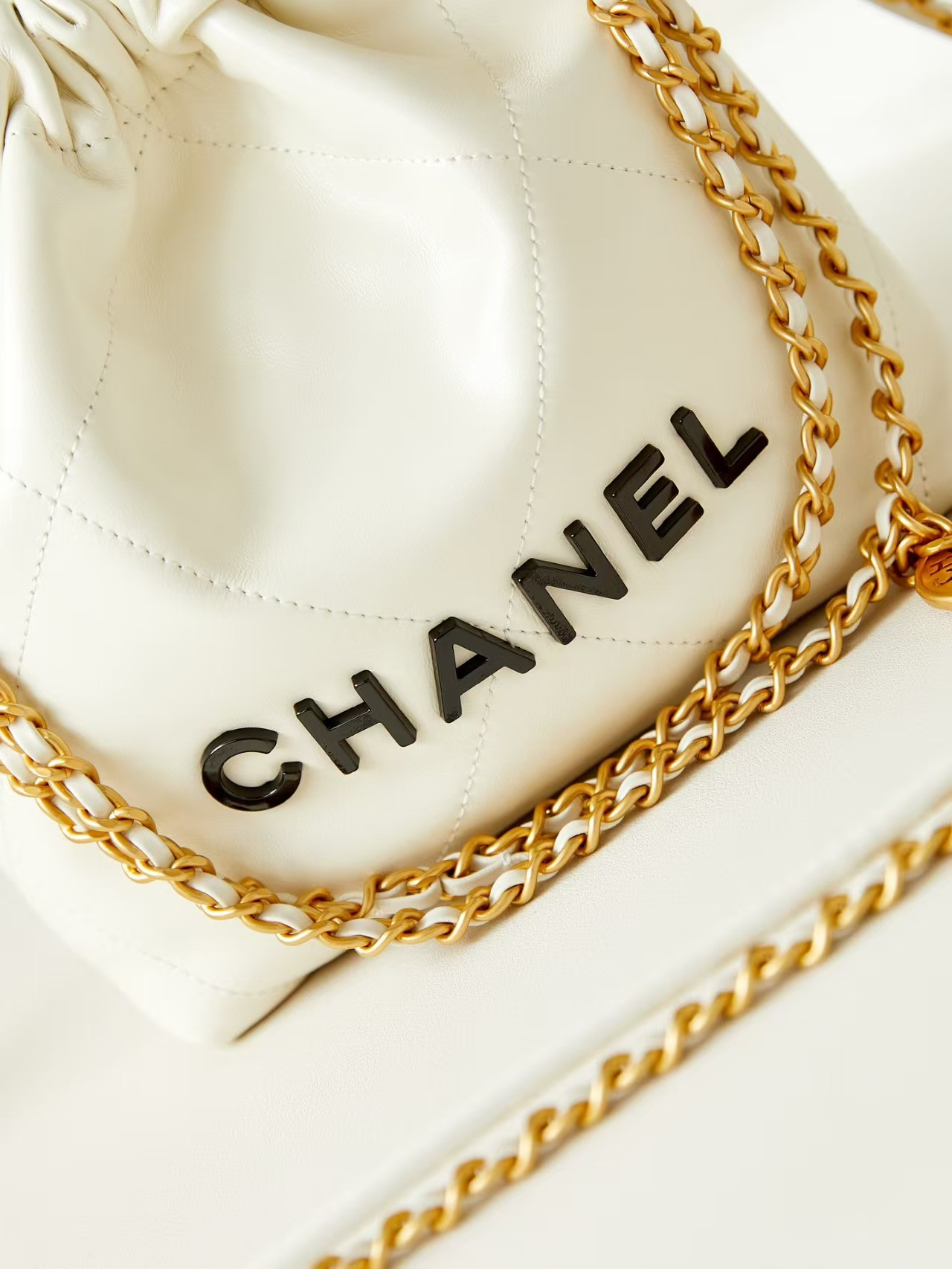 Chanel 22 Mini Handbag 20x19x6cm - Image 8
