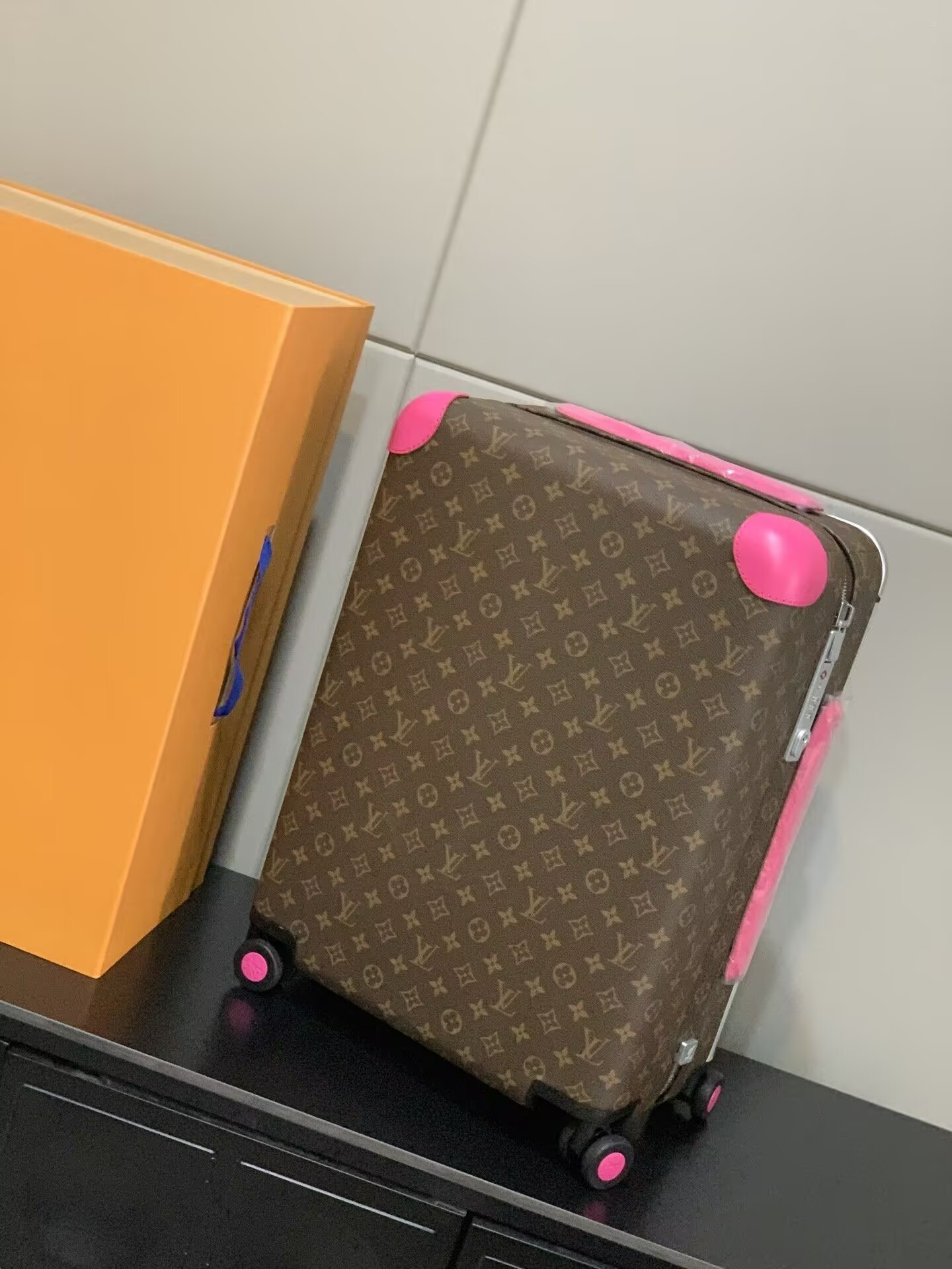 Louis Vuitton LV Horizon 55 Colormania Fuchsia M46780 15 x 21.7 x 8.3 inches