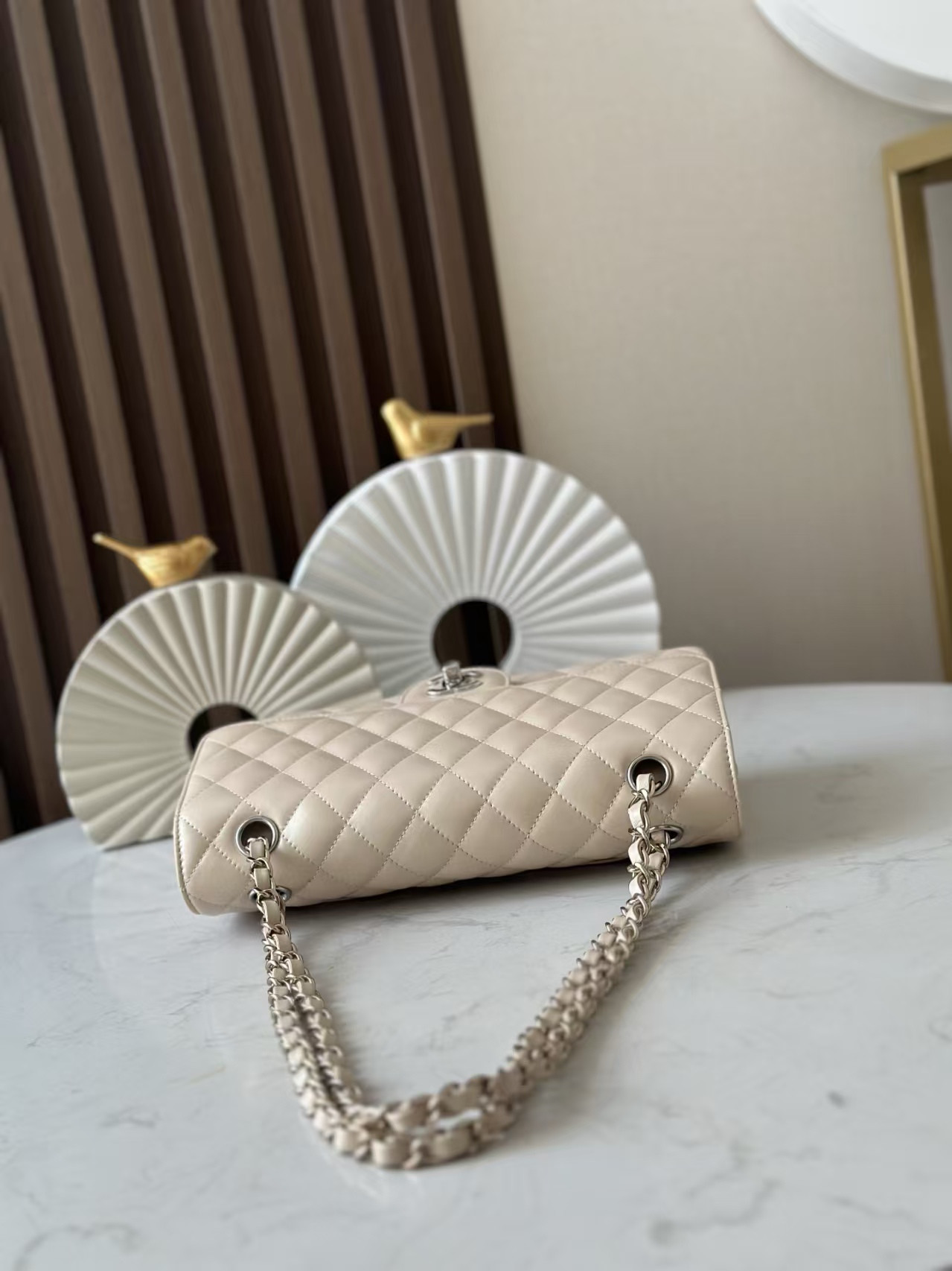 Chanel Classic Flap Bag Pearlescent apricot-colored lambskin with silver hardware 15x25.5x6cm - Image 5