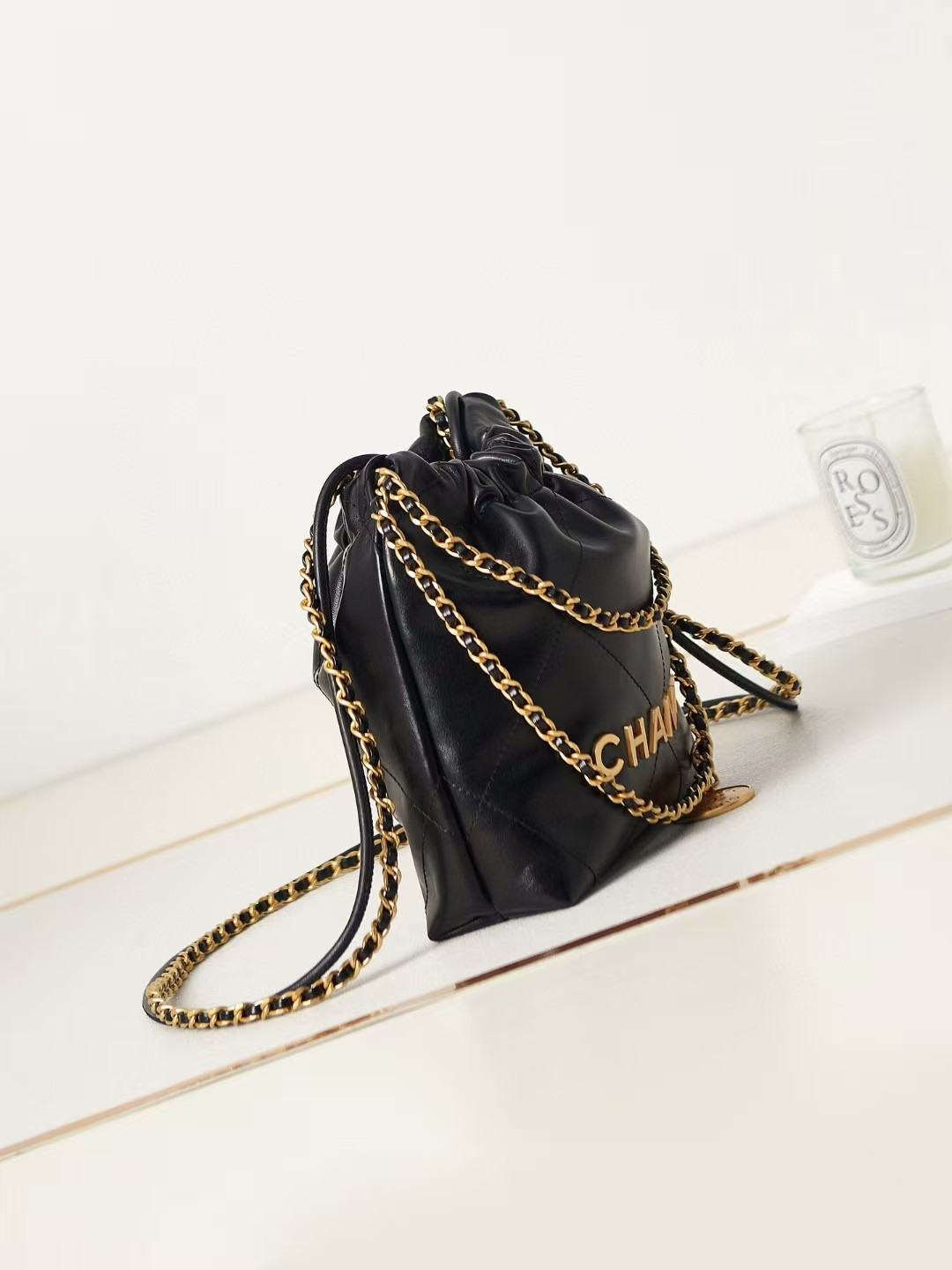 CHANEL 22 MINI HANDBAG Shiny Calfskin black 20 * 19 * 6 cm - Image 4