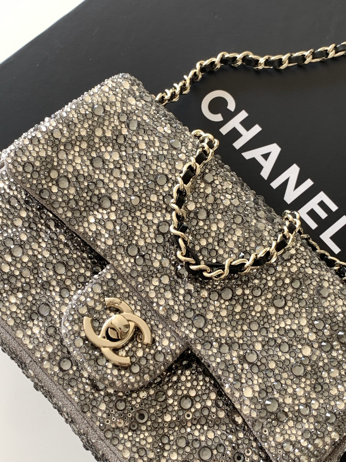 Chanel Flap Bag 13x21x8cm - Image 8