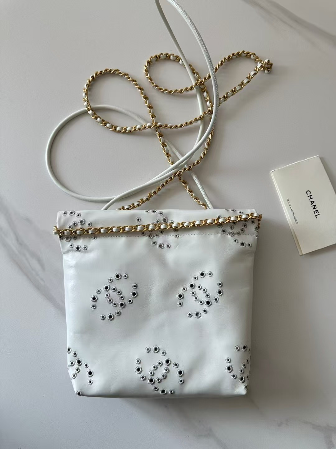 CHANEL 22 MINI HANDBAG Shiny Calfskin 20 * 19 * 6 cm - Image 3