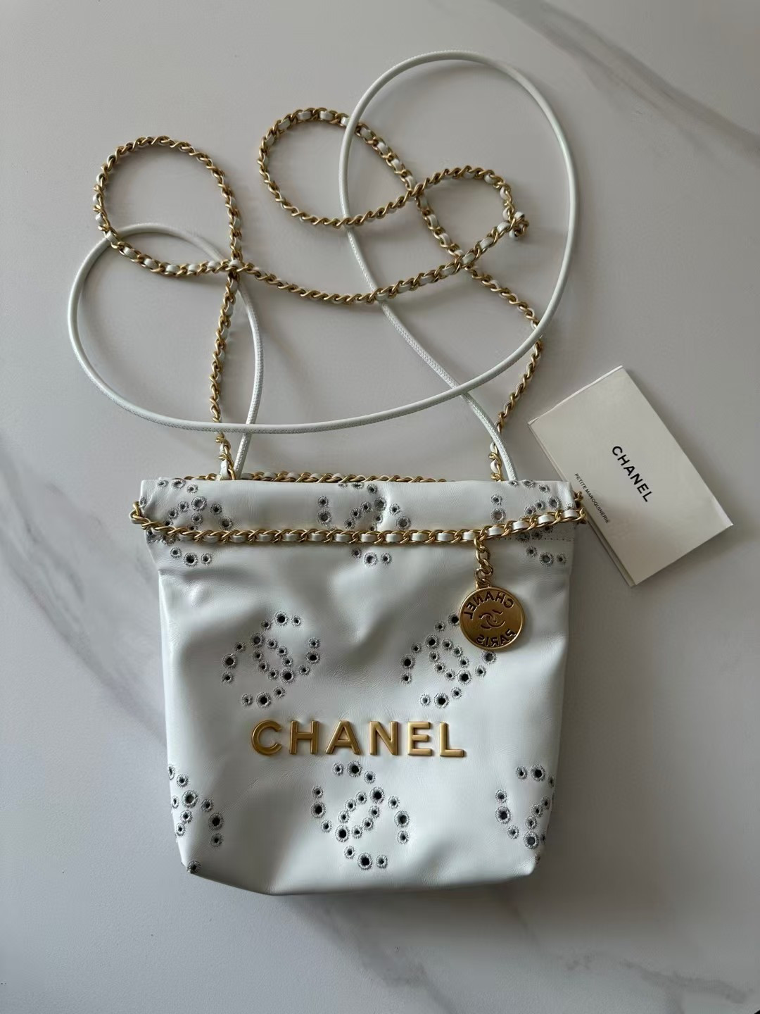 CHANEL 22 MINI HANDBAG Shiny Calfskin 20 * 19 * 6 cm