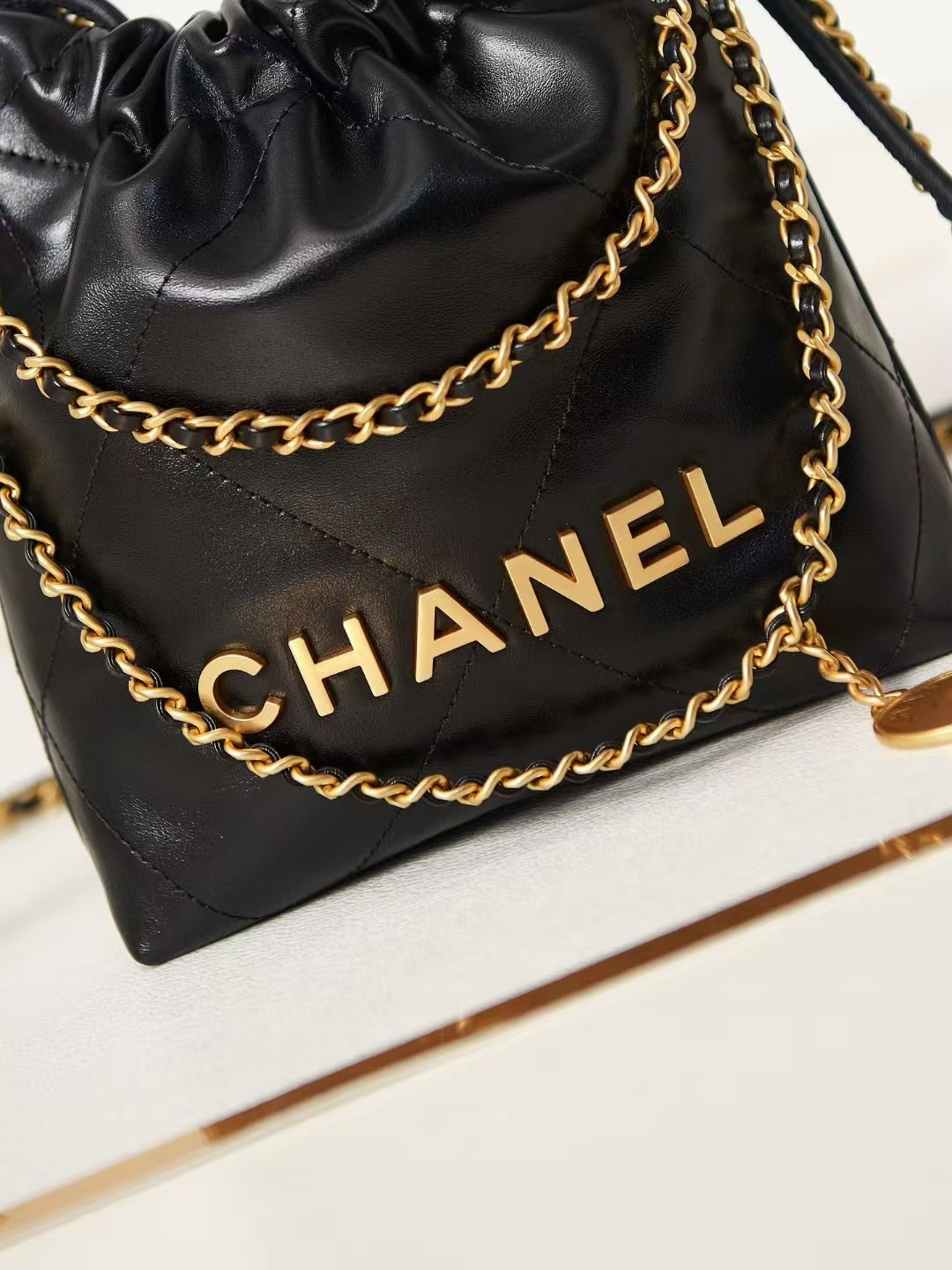 CHANEL 22 MINI HANDBAG Shiny Calfskin black 20 * 19 * 6 cm - Image 9