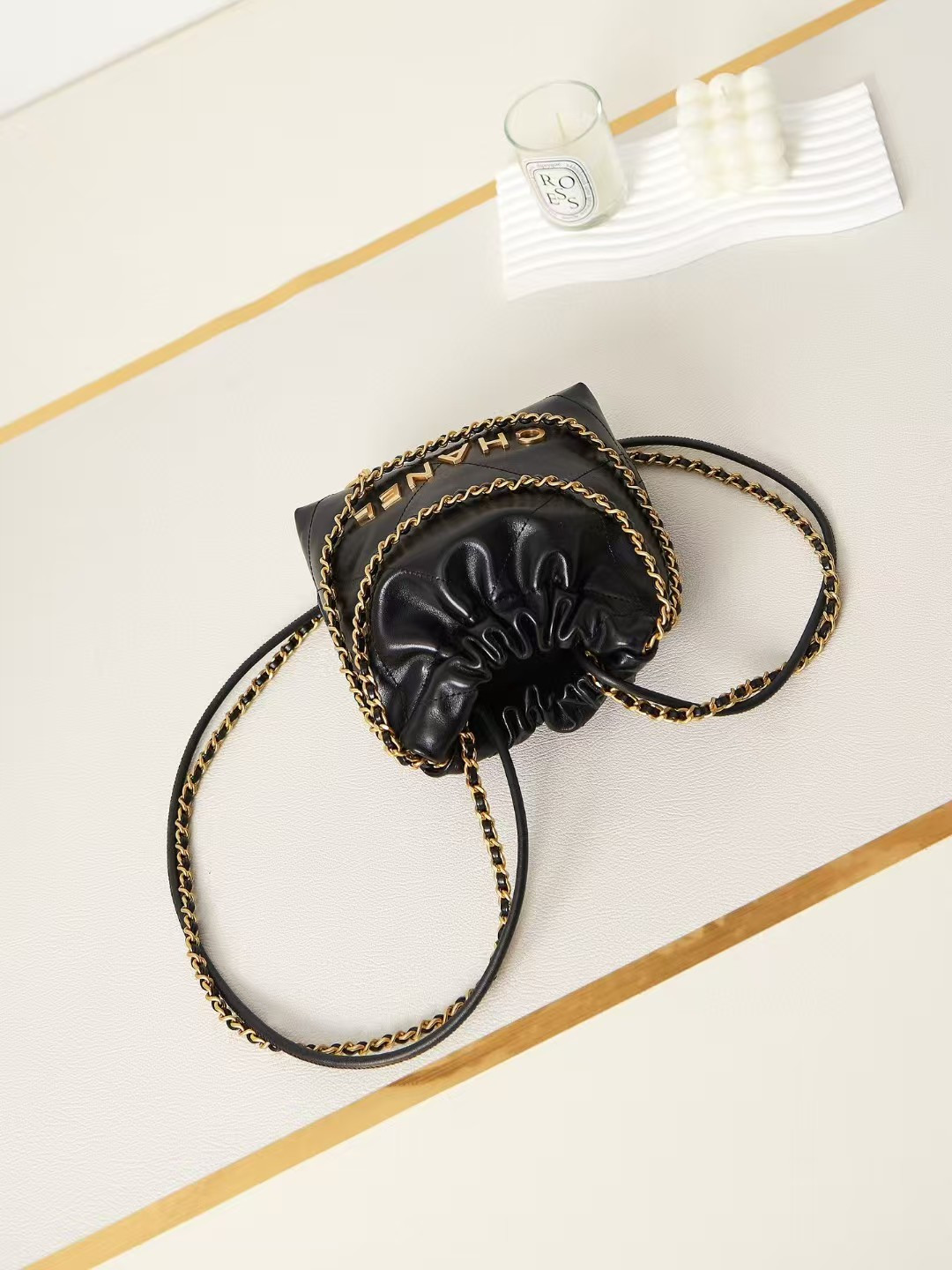 CHANEL 22 MINI HANDBAG Shiny Calfskin black 20 * 19 * 6 cm - Image 7