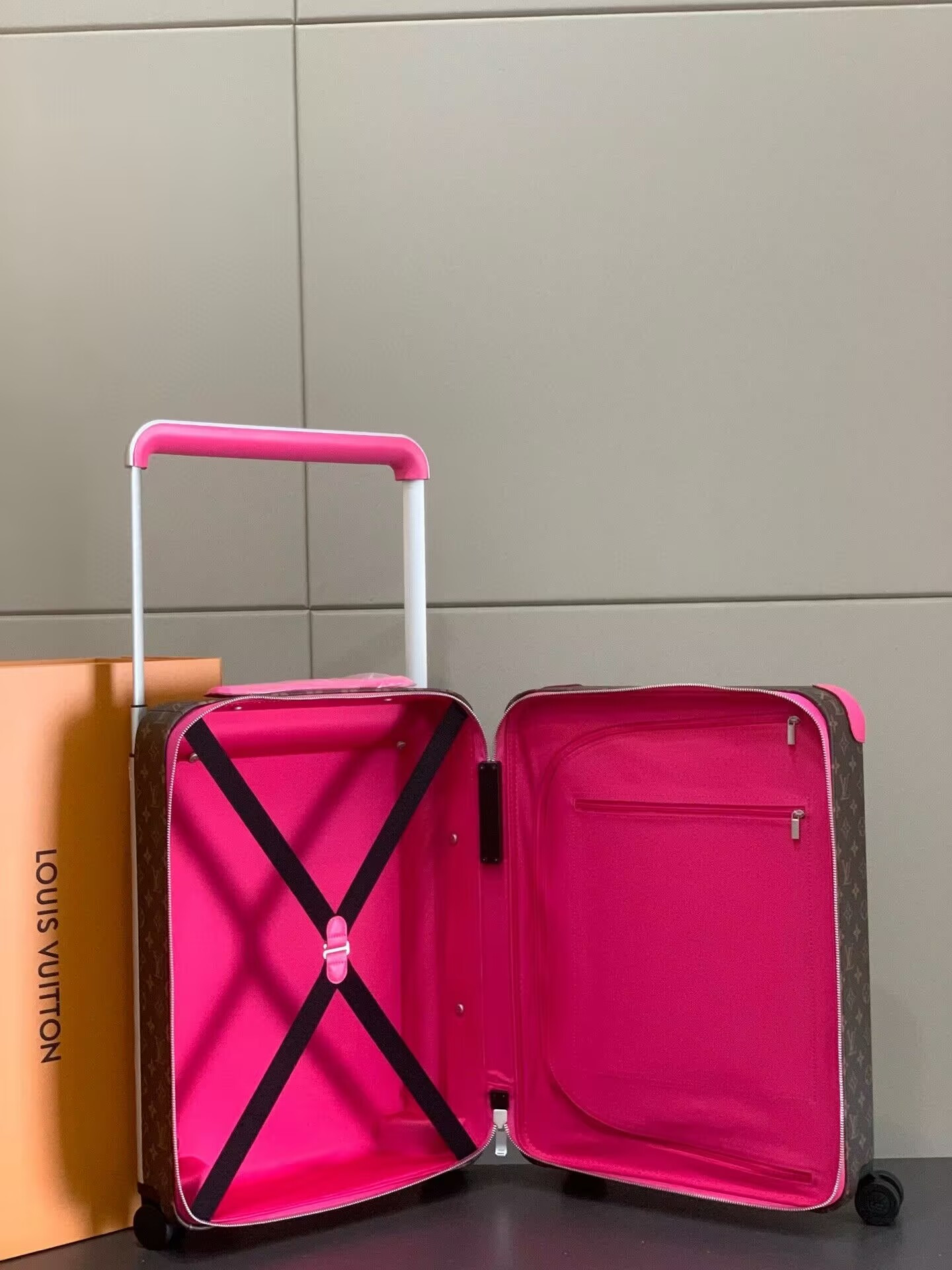 Louis Vuitton LV Horizon 55 Colormania Fuchsia M46780 15 x 21.7 x 8.3 inches - Image 6