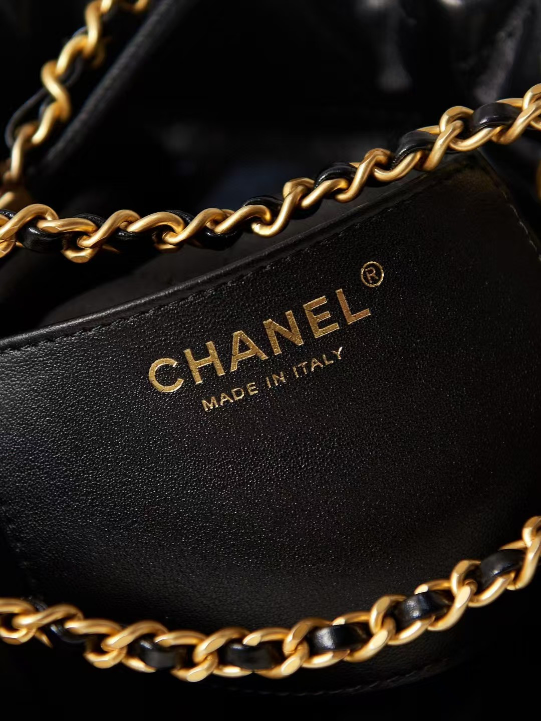 CHANEL 22 MINI HANDBAG Shiny Calfskin black 20 * 19 * 6 cm - Image 8