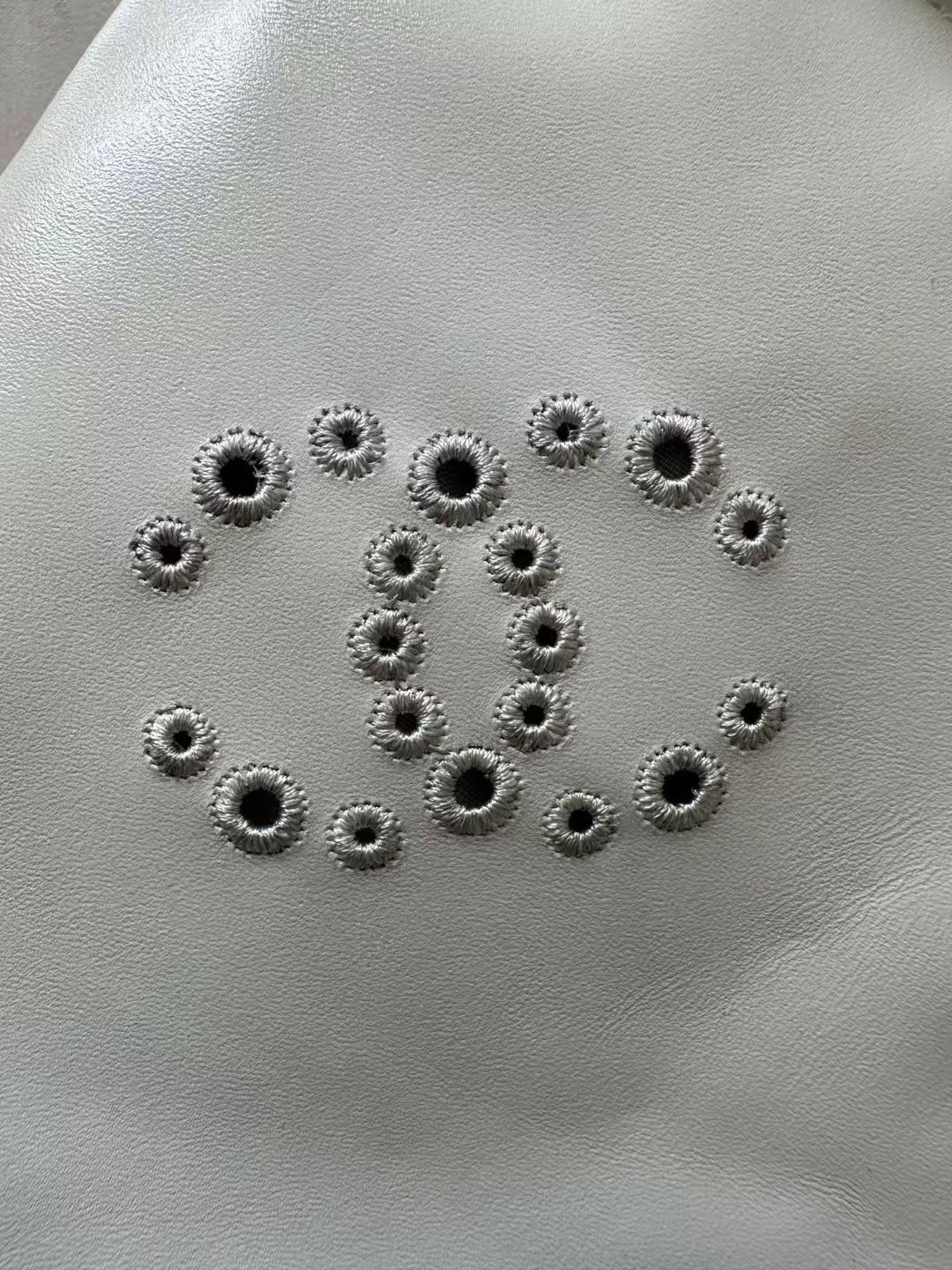 CHANEL 22 MINI HANDBAG Shiny Calfskin 20 * 19 * 6 cm - Image 5
