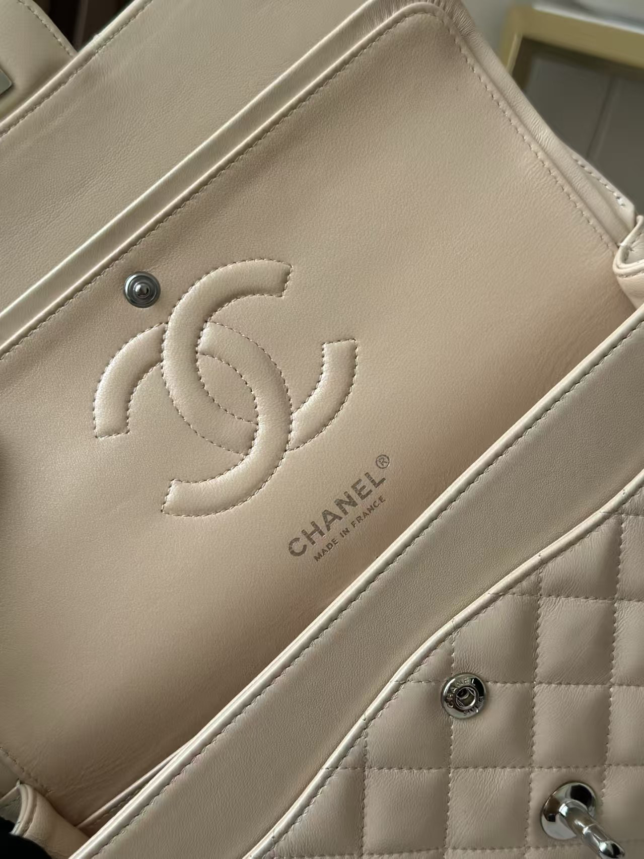 Chanel Classic Flap Bag Pearlescent apricot-colored lambskin with silver hardware 15x25.5x6cm - Image 8