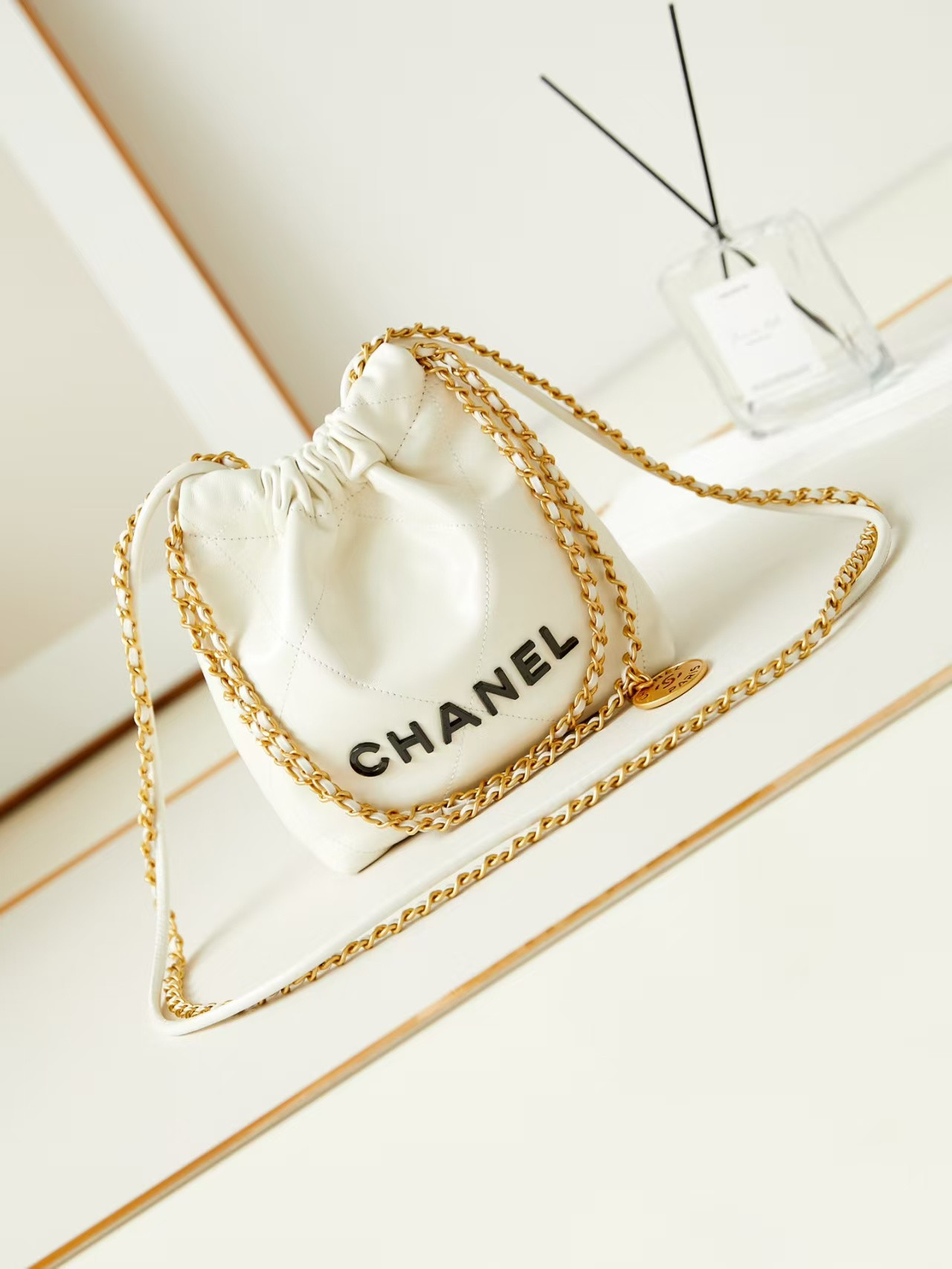 Chanel 22 Mini Handbag 20x19x6cm - Image 2