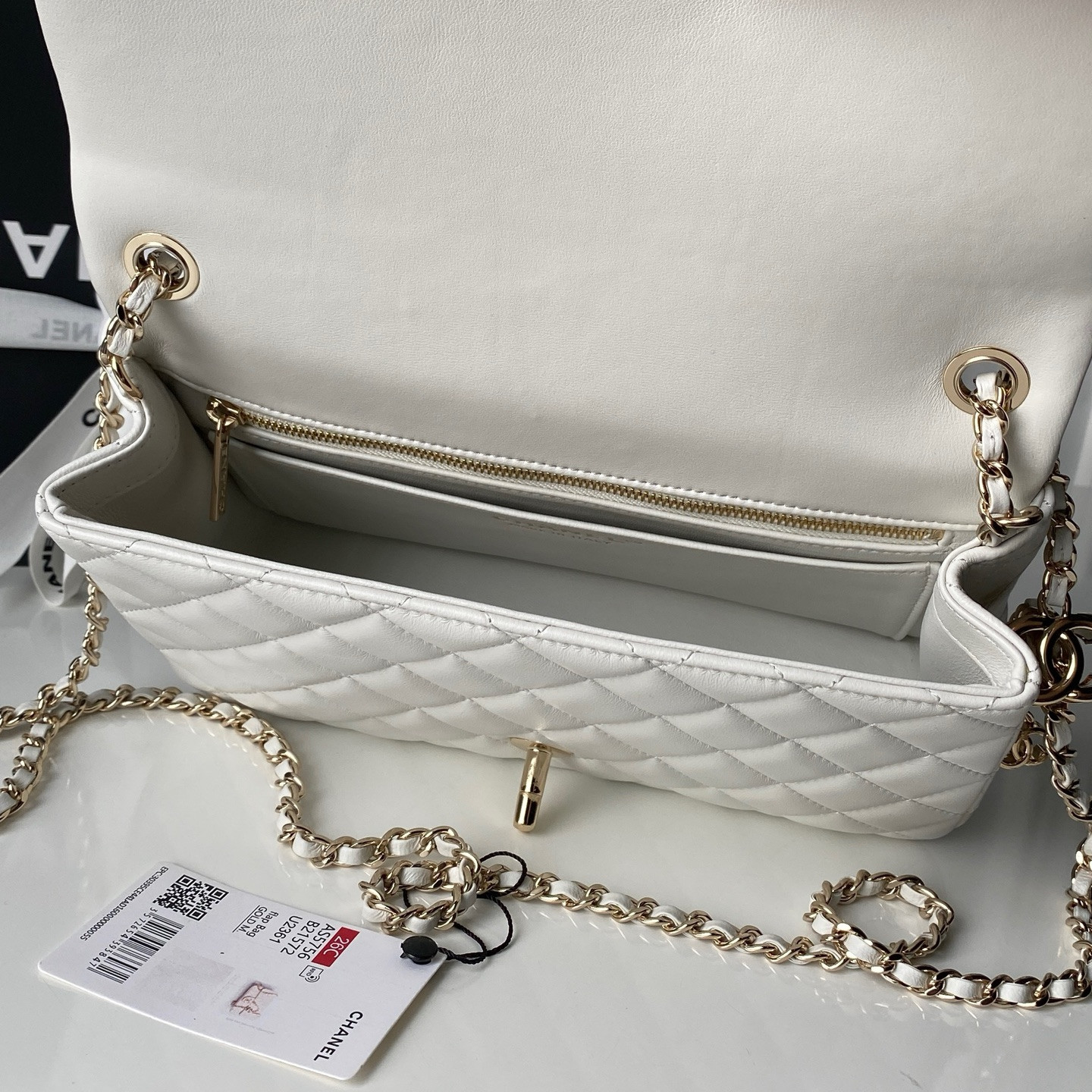 Chanel Classic Flap Handbag CF AS5756 14.5x23.5x7cm - Image 6