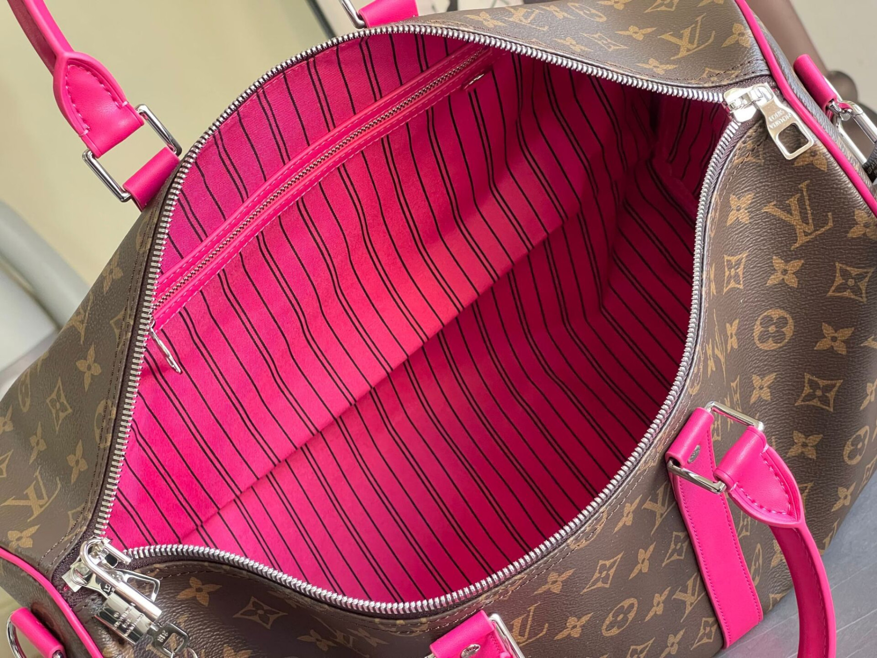 LV Keepall Bandouliere 45 M13807 (45 x 27 x 20 cm) - Image 6