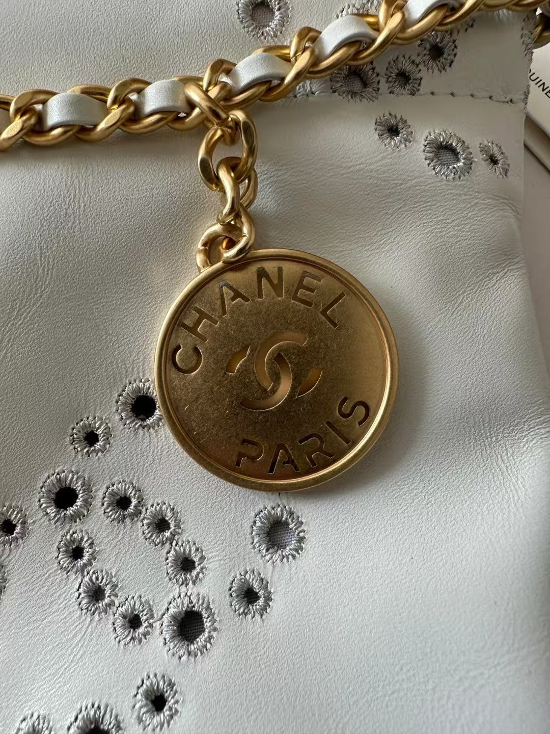 CHANEL 22 MINI HANDBAG Shiny Calfskin 20 * 19 * 6 cm - Image 7