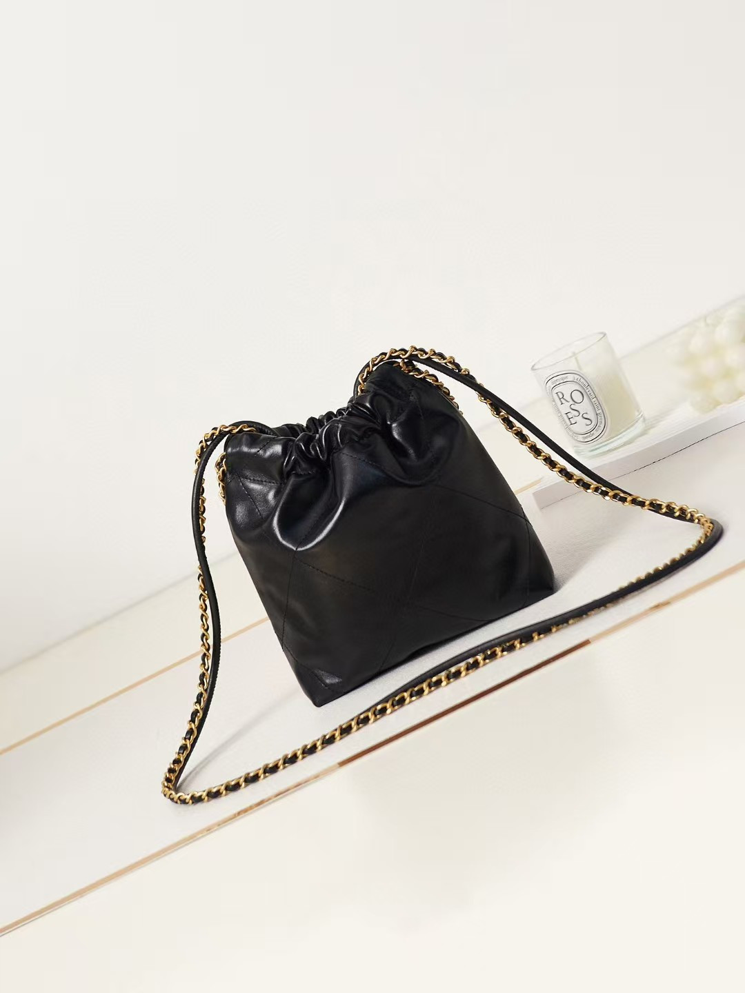 CHANEL 22 MINI HANDBAG Shiny Calfskin black 20 * 19 * 6 cm - Image 3