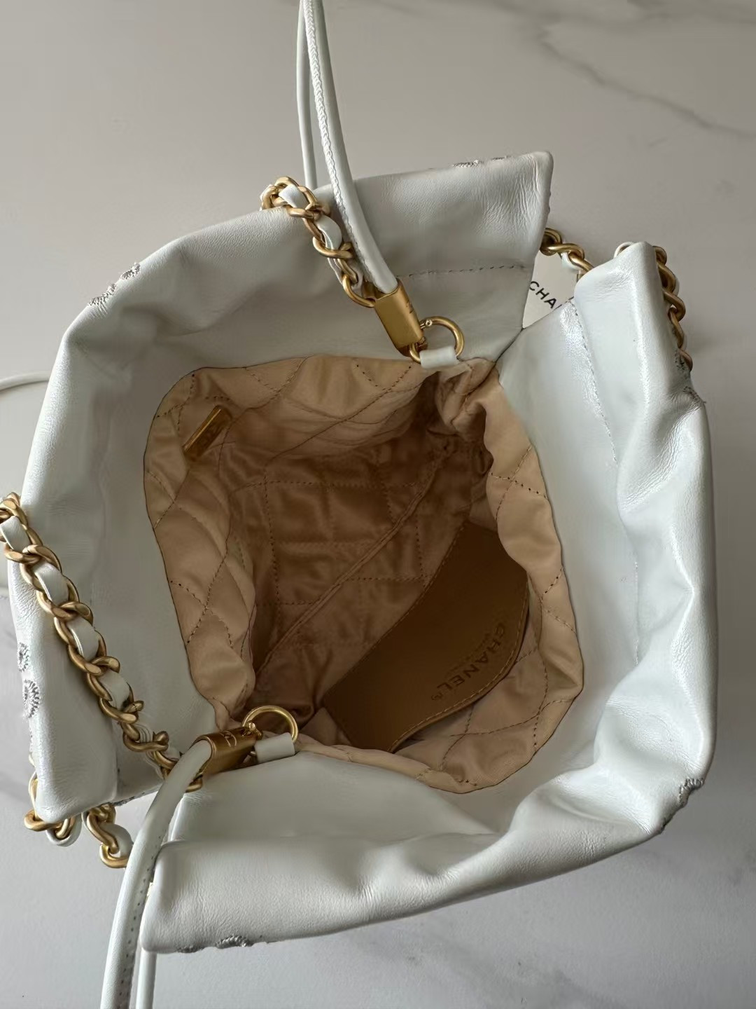 CHANEL 22 MINI HANDBAG Shiny Calfskin 20 * 19 * 6 cm - Image 8