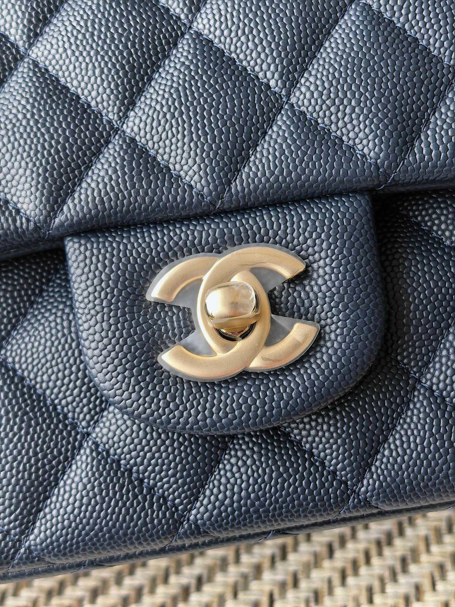 Chanel Classic Flap Bag 15x25.5x6cm - Image 6