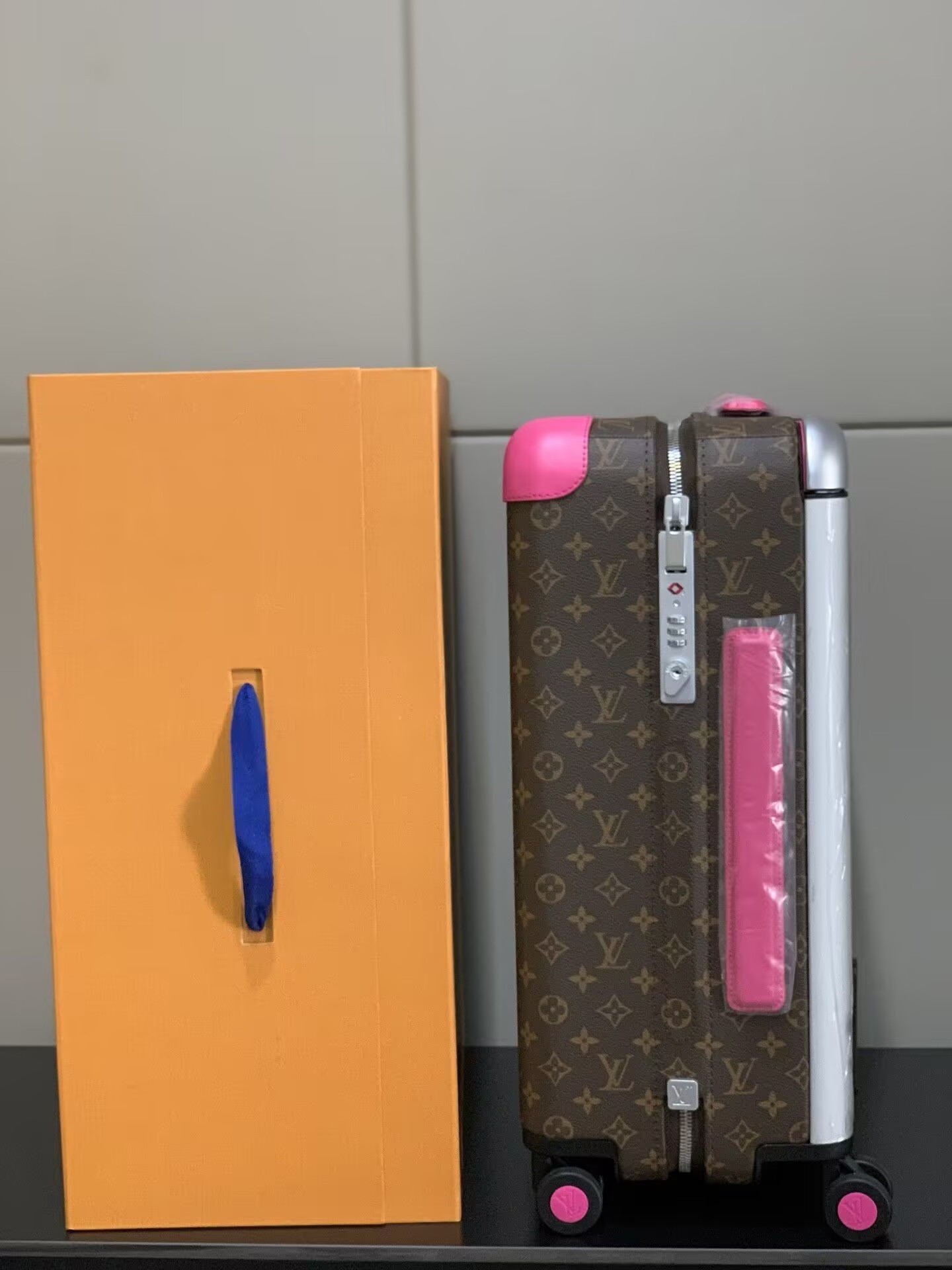 Louis Vuitton LV Horizon 55 Colormania Fuchsia M46780 15 x 21.7 x 8.3 inches - Image 7
