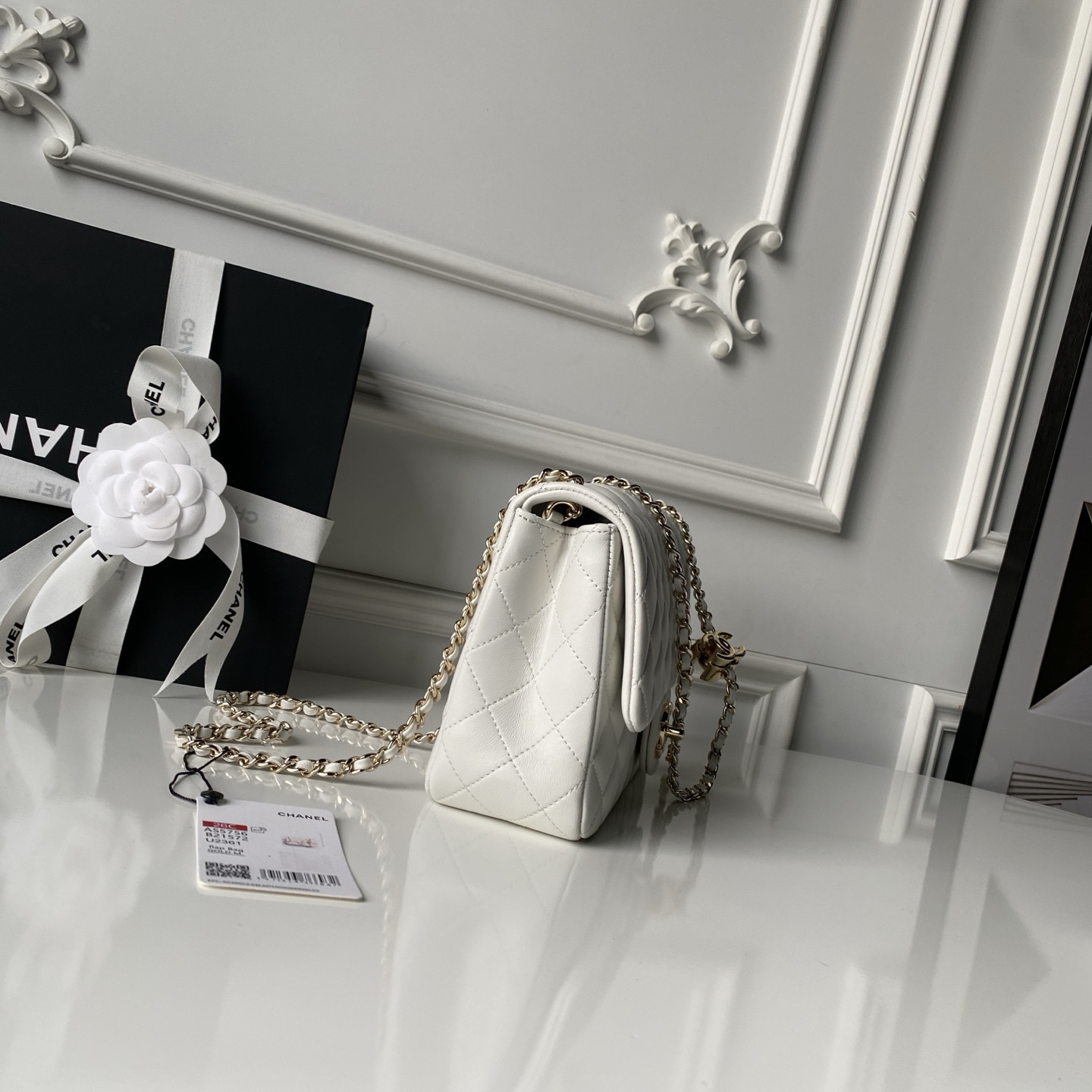 Chanel Classic Flap Handbag CF AS5756 14.5x23.5x7cm - Image 4