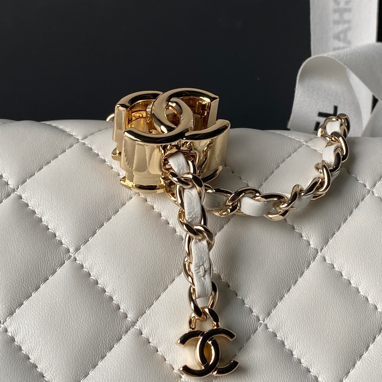 Chanel Classic Flap Handbag CF AS5756 14.5x23.5x7cm - Image 9